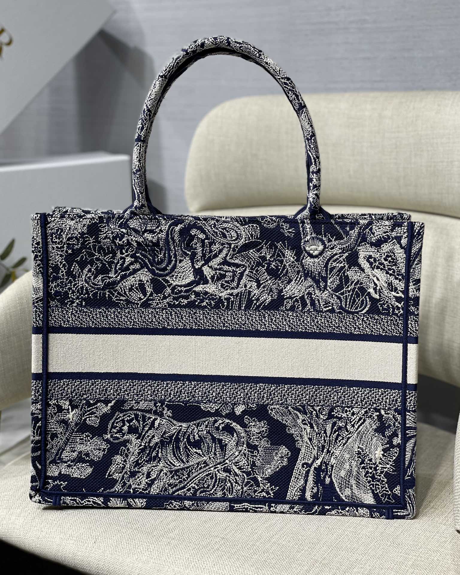 Diro Small Book Tote-36.5CM