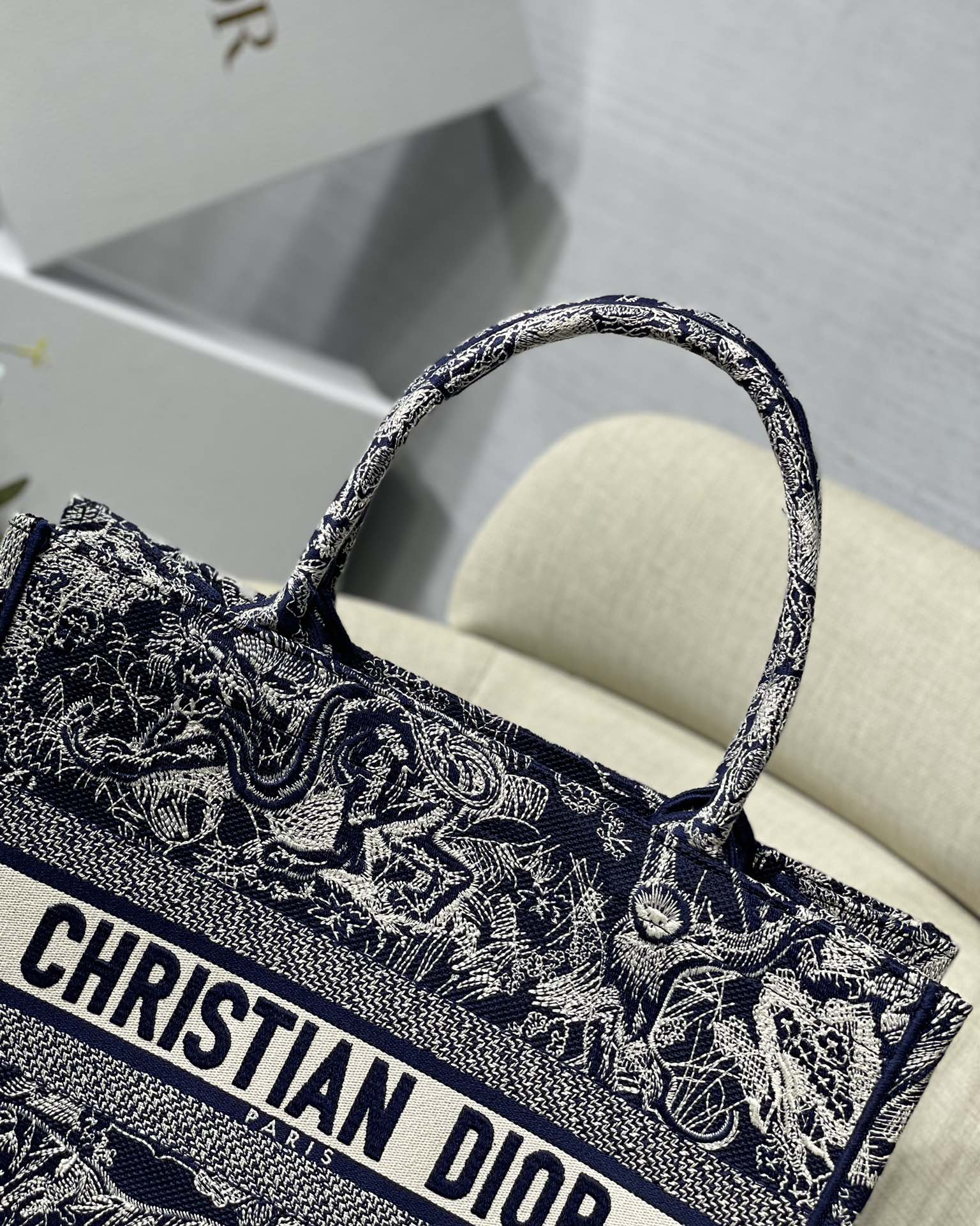 Diro Small Book Tote-36.5CM