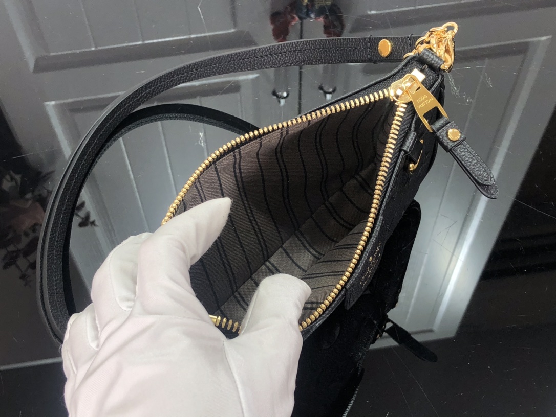 Louis Vuitton Easy Pouch On Strap-19×11.5x3CM