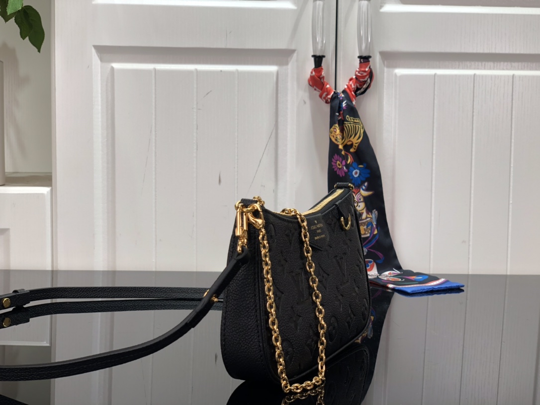 Louis Vuitton Easy Pouch On Strap-19×11.5x3CM