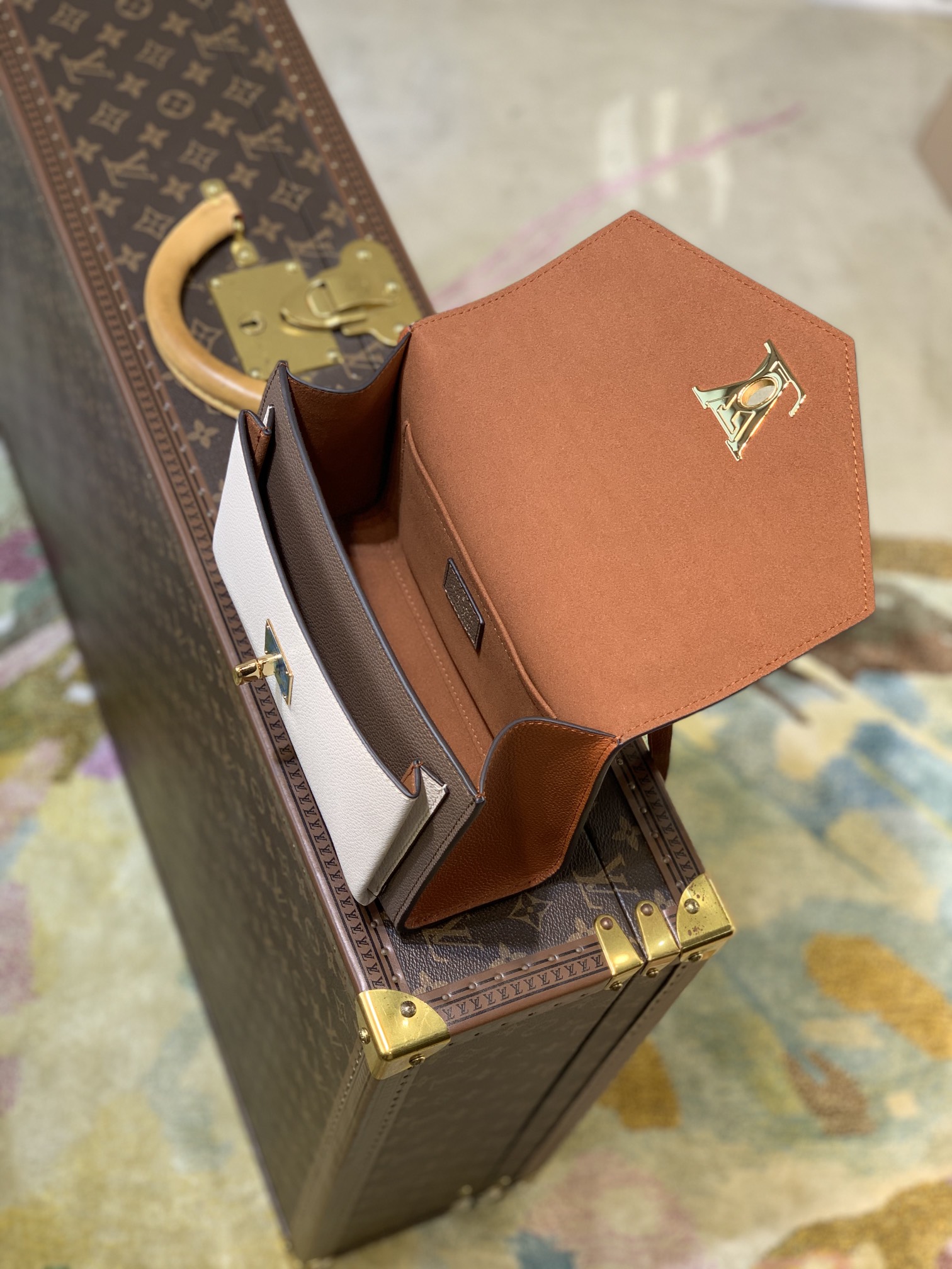Louis Vuitton M58949 Mylockme BB-22.5 x 17.0 x 5.5CM Louis Vuitton M58949 Mylockme BB-22.5 x 17.0 x 5.5CM