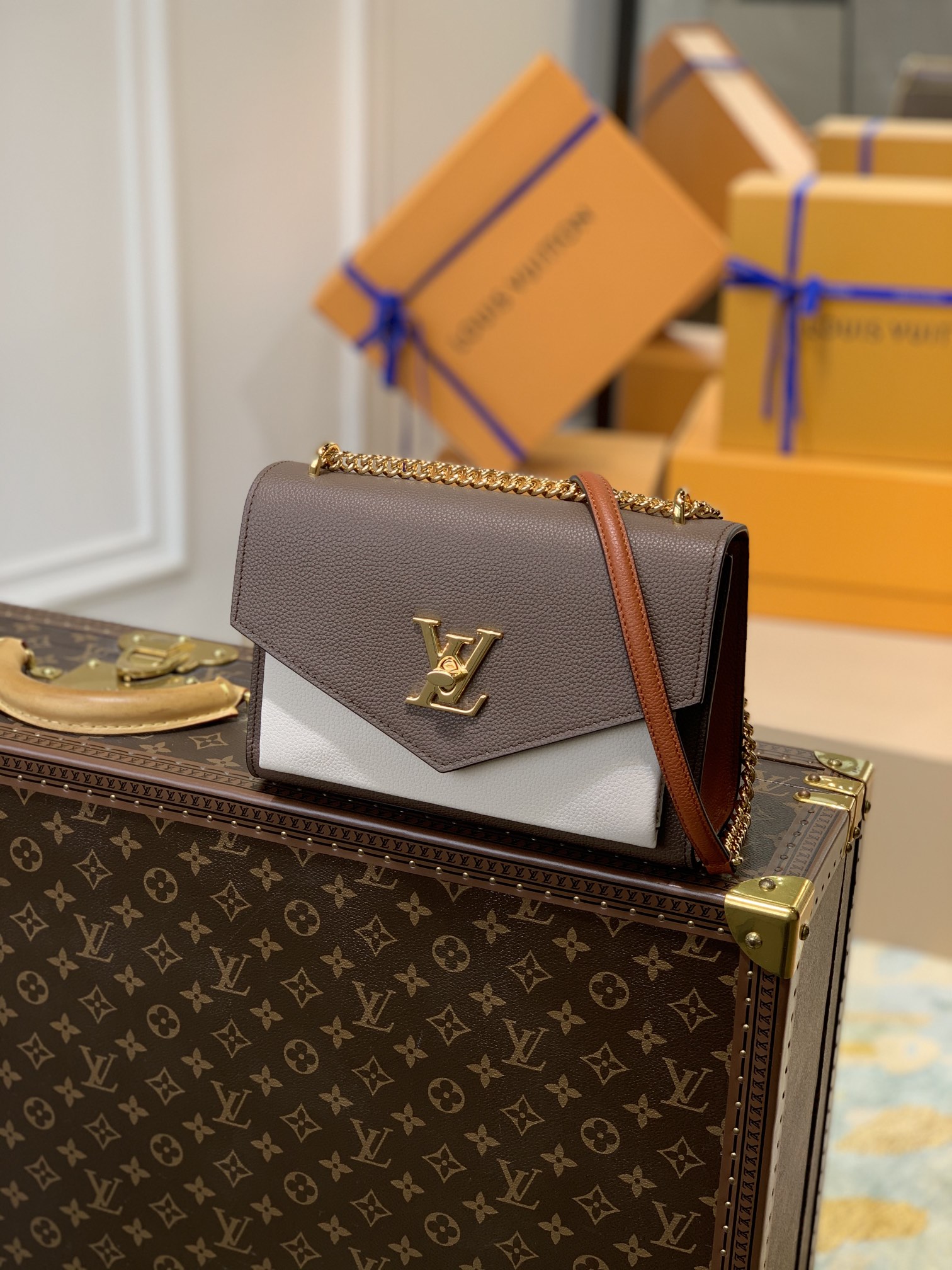 Louis Vuitton M58949 Mylockme BB-22.5 x 17.0 x 5.5CM