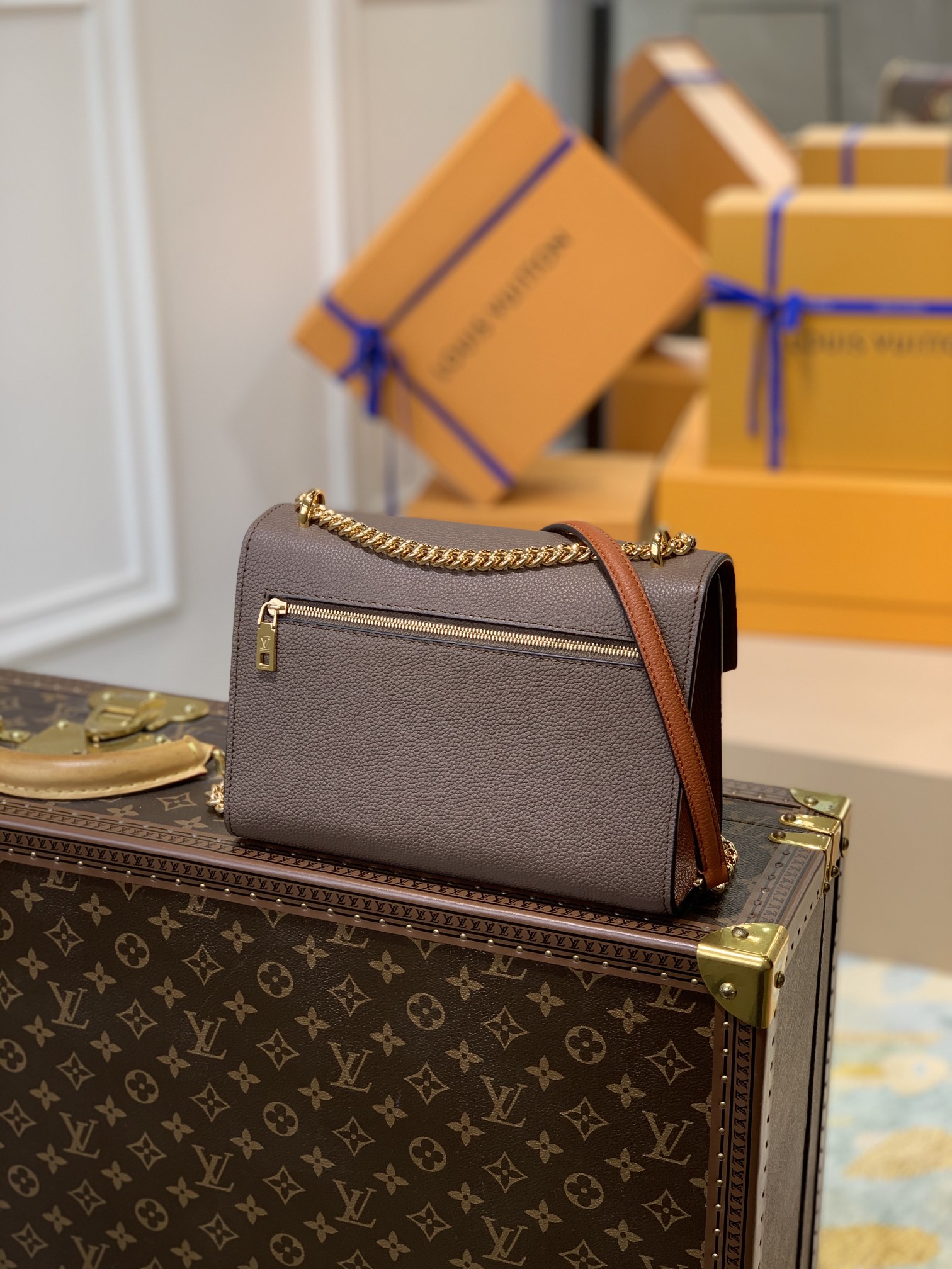 Louis Vuitton M58949 Mylockme BB-22.5 x 17.0 x 5.5CM Louis Vuitton M58949 Mylockme BB-22.5 x 17.0 x 5.5CM