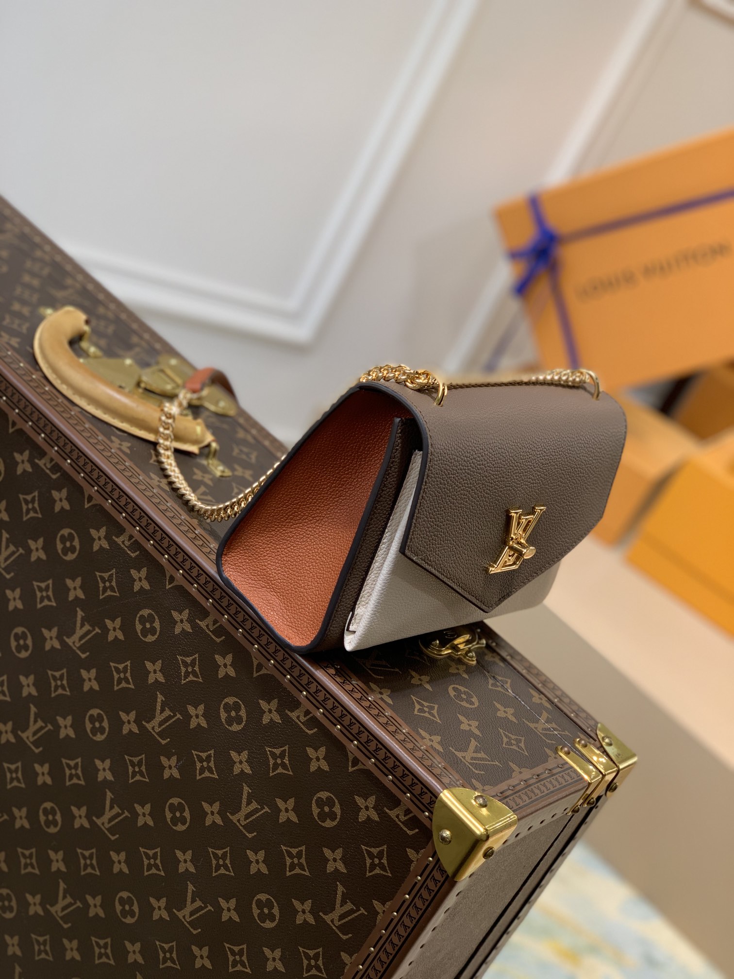 Louis Vuitton M58949 Mylockme BB-22.5 x 17.0 x 5.5CM Louis Vuitton M58949 Mylockme BB-22.5 x 17.0 x 5.5CM