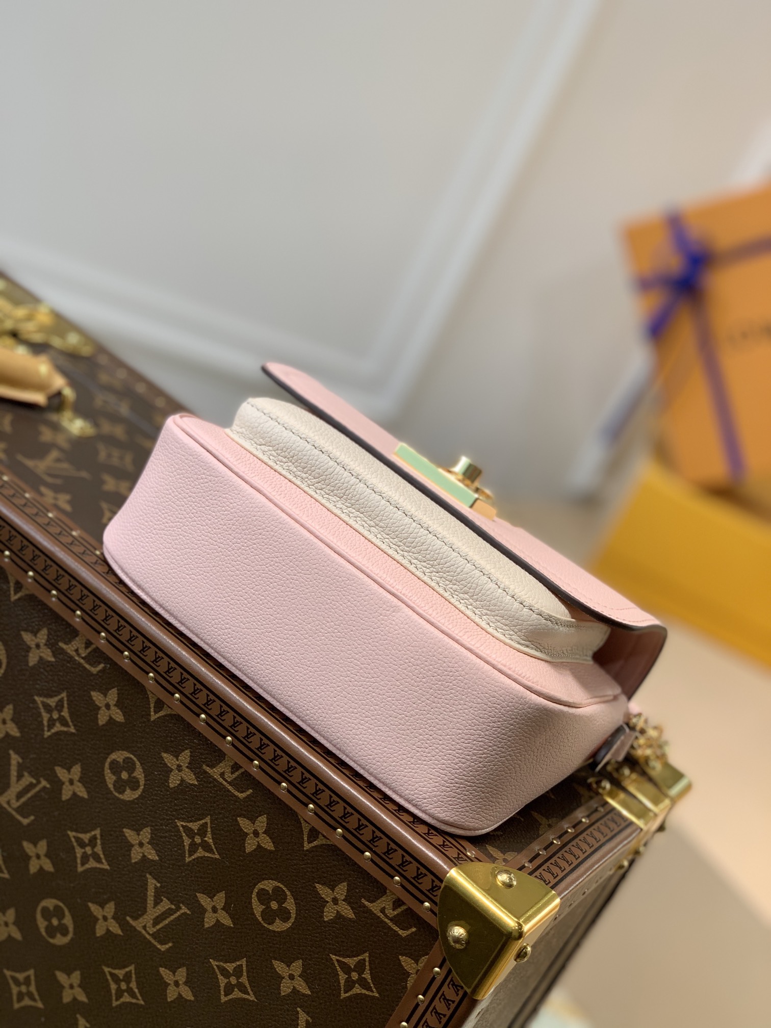 Louis Vuitton Lockme Tender Handbags PM- M58554-19*13*8CM