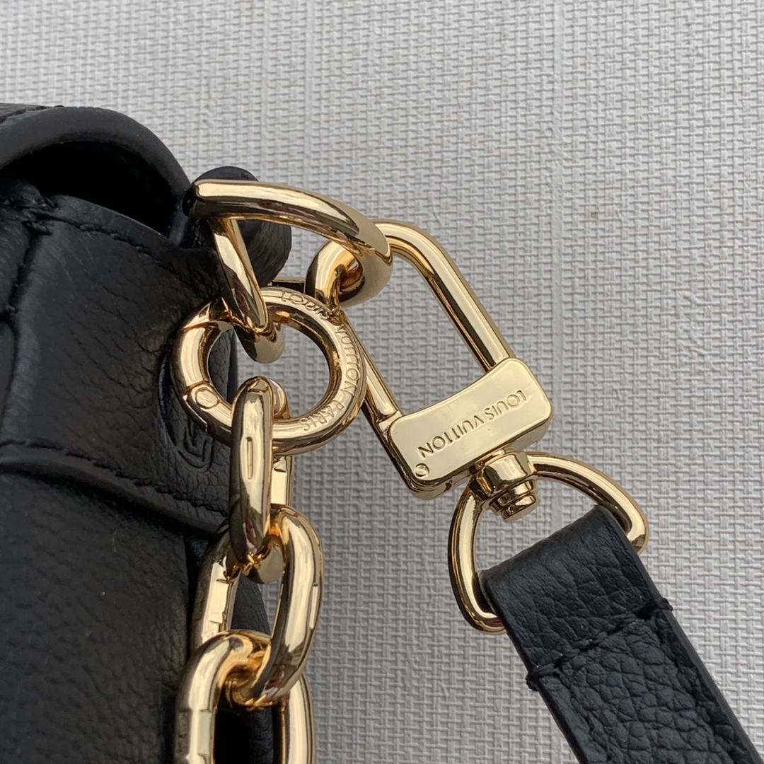 Louis Vuitton Favorite M45819-24 x 14 x 9CM