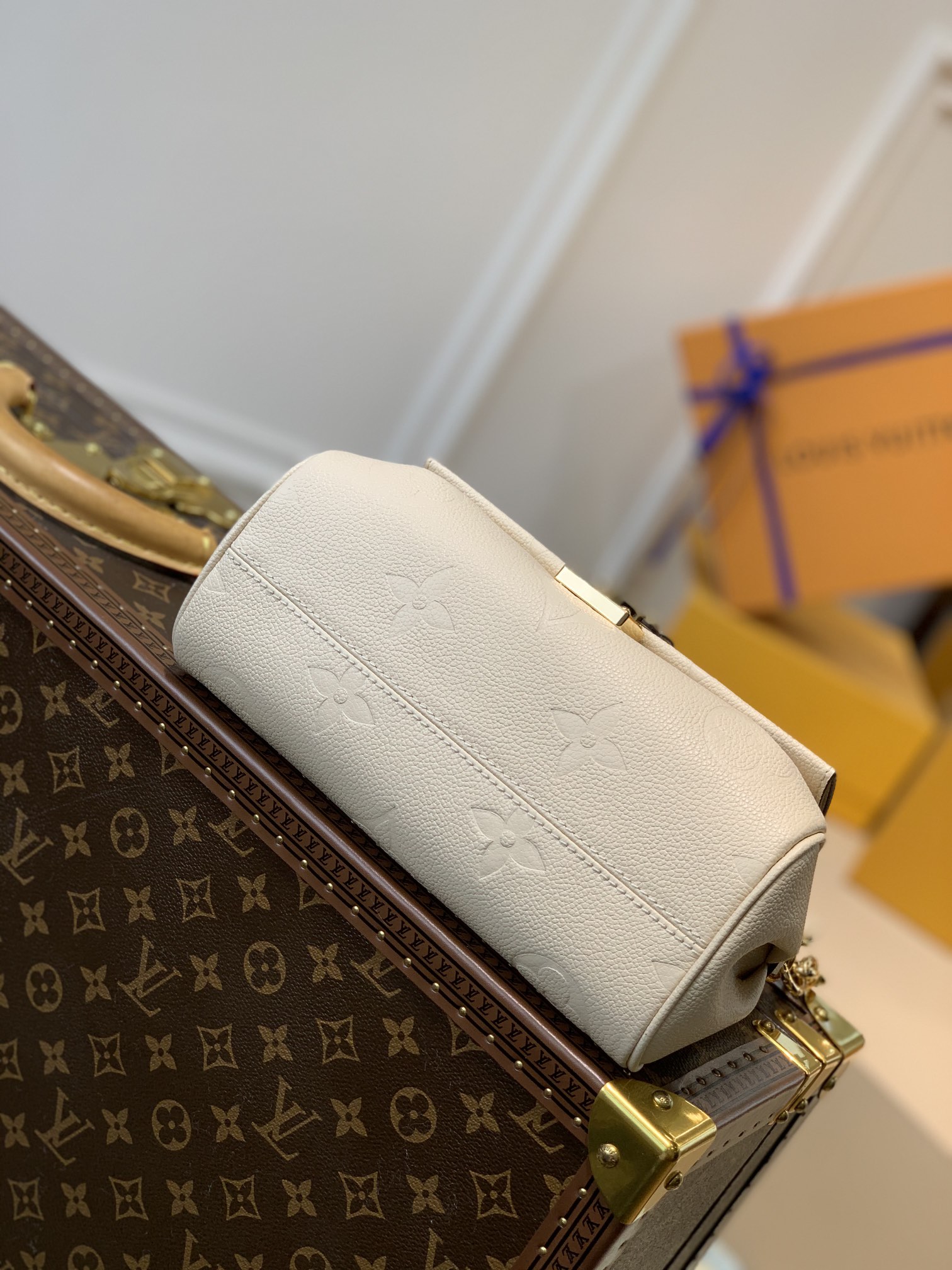 Louis Vuitton Favorite M45819-24 x 14 x 9CM Louis Vuitton Favorite M45819-24 x 14 x 9CM