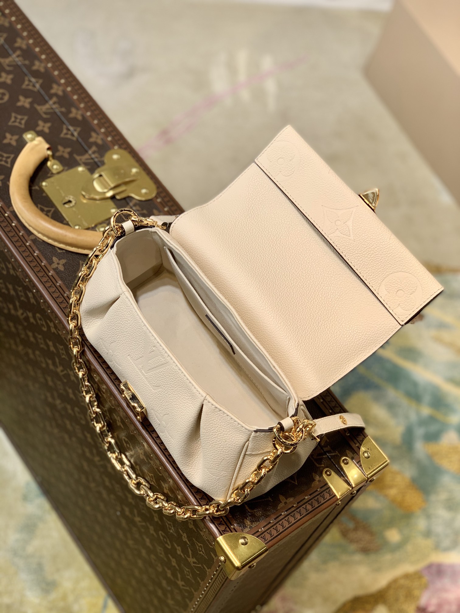 Louis Vuitton Favorite M45819-24 x 14 x 9CM Louis Vuitton Favorite M45819-24 x 14 x 9CM