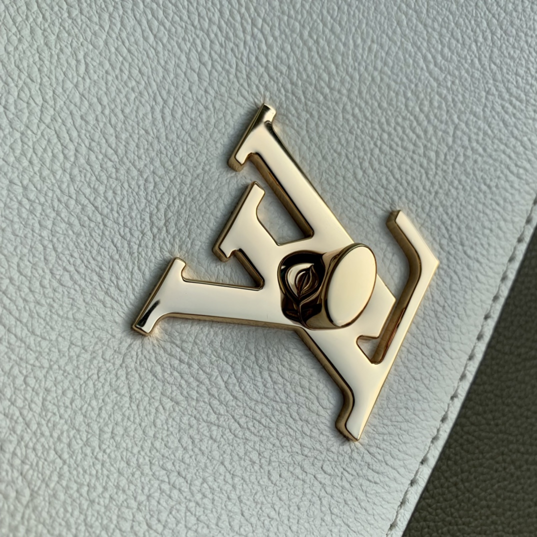 Louis Vuitton Lockme Ever M51395-31*46*17CM Louis Vuitton Lockme Ever M51395-31*46*17CM