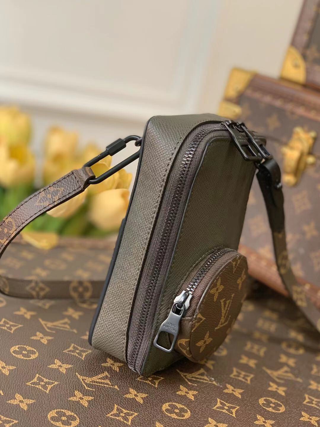 Louis Vuitton Camera Bag-M30581 -10x17x4.5CM