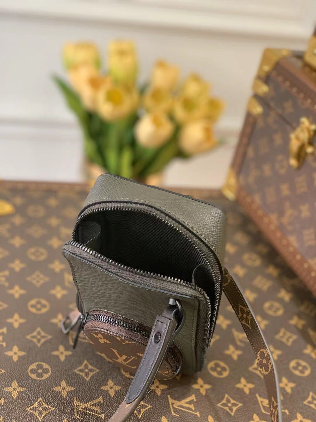 Louis Vuitton Camera Bag-M30581 -10x17x4.5CM