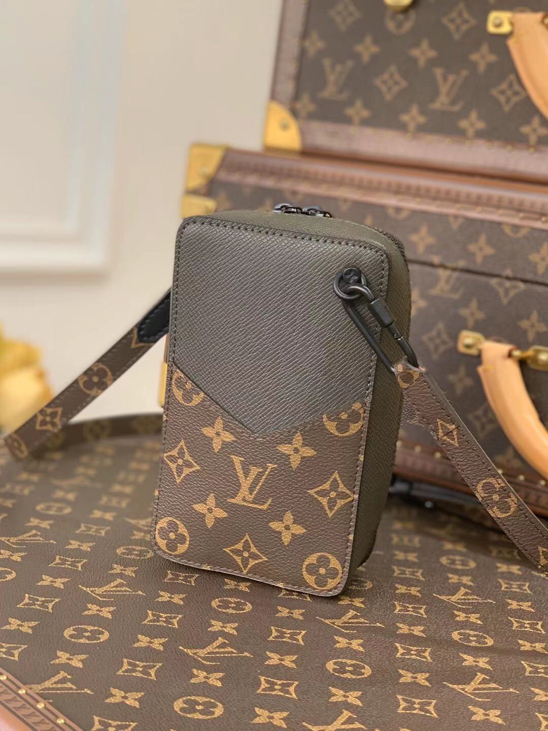 Louis Vuitton Camera Bag-M30581 -10x17x4.5CM