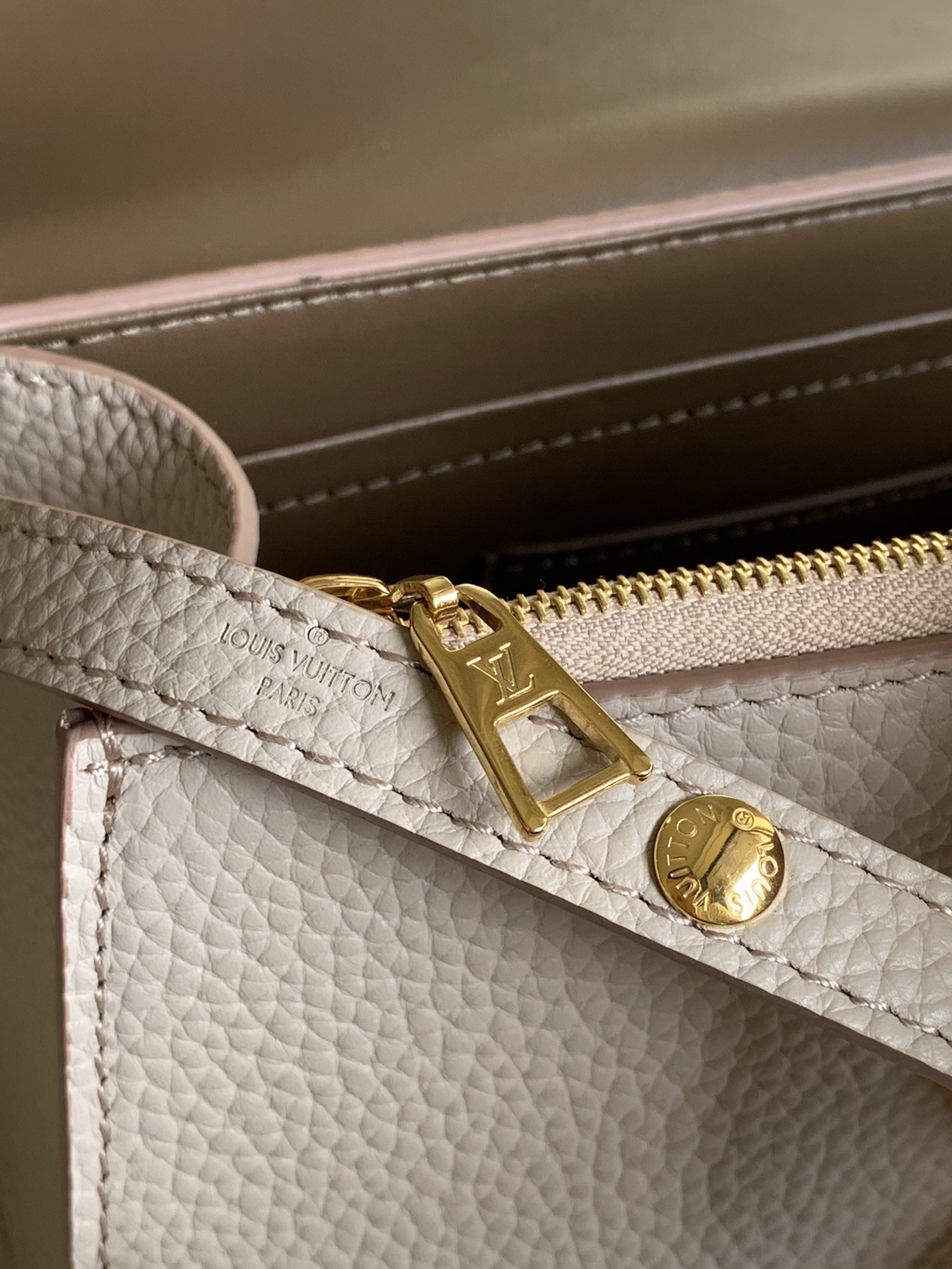 Louis Vuitton Twist One Handle-17.0 x 25.0 x 11CM