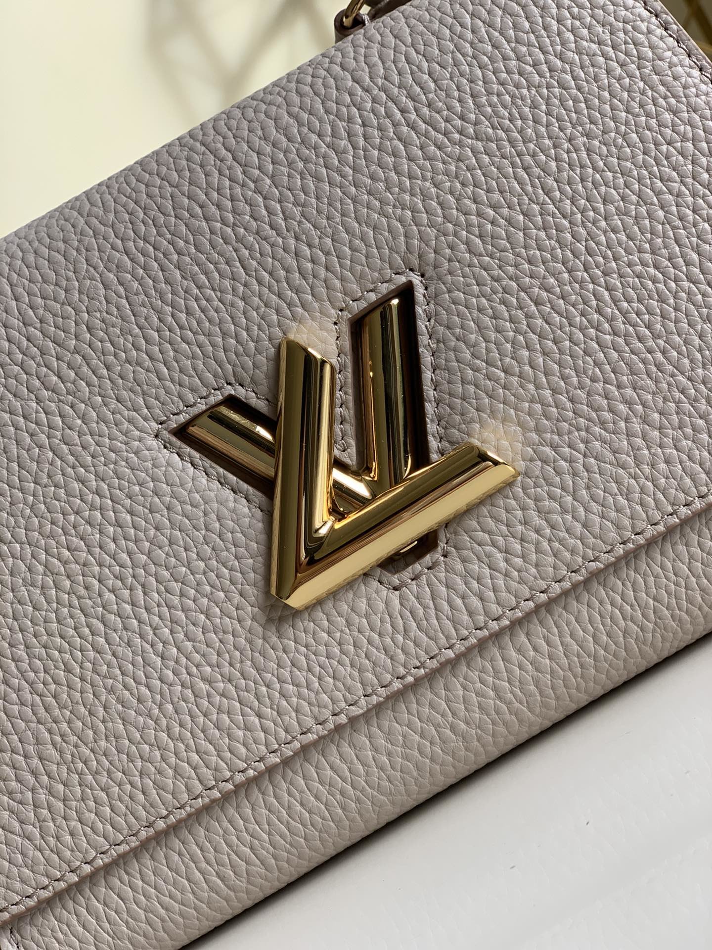 Louis Vuitton Twist One Handle-17.0 x 25.0 x 11CM