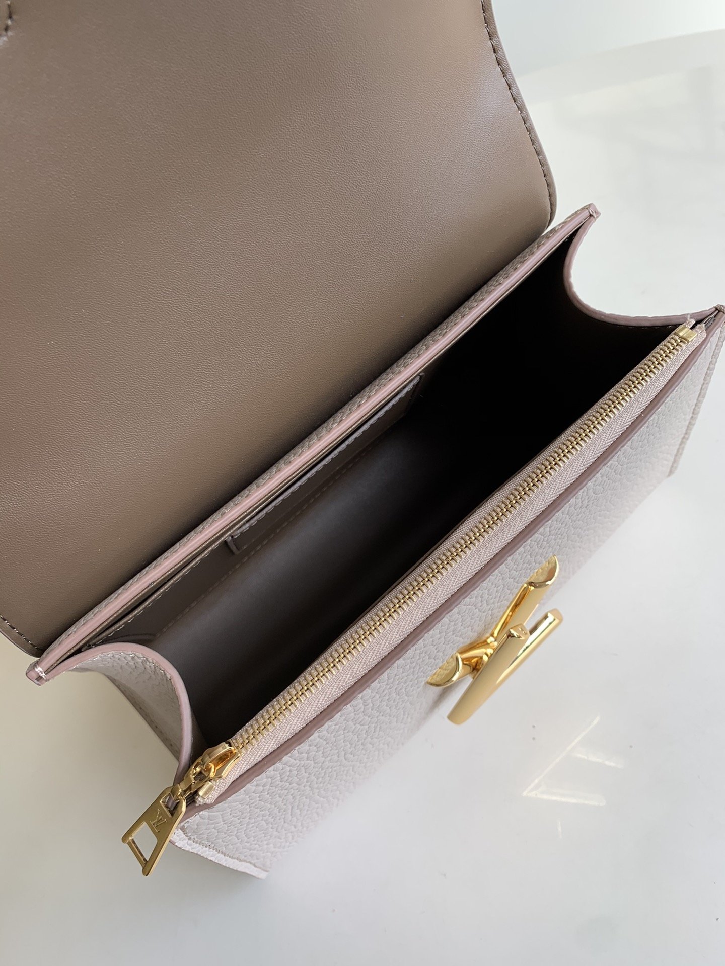 Louis Vuitton Twist One Handle-17.0 x 25.0 x 11CM