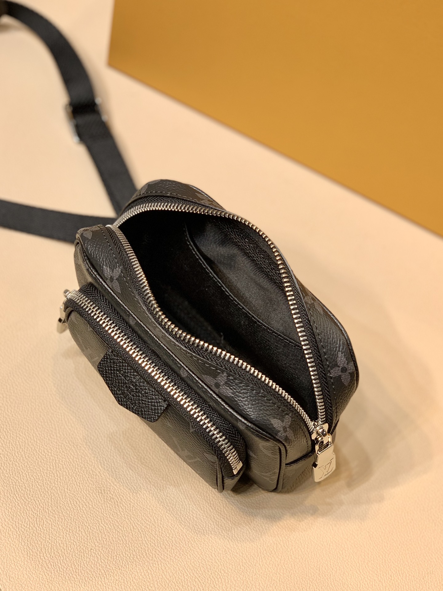 Louis Vuitton Taigarama Outdoor Bag-M30755-15*9*7CM