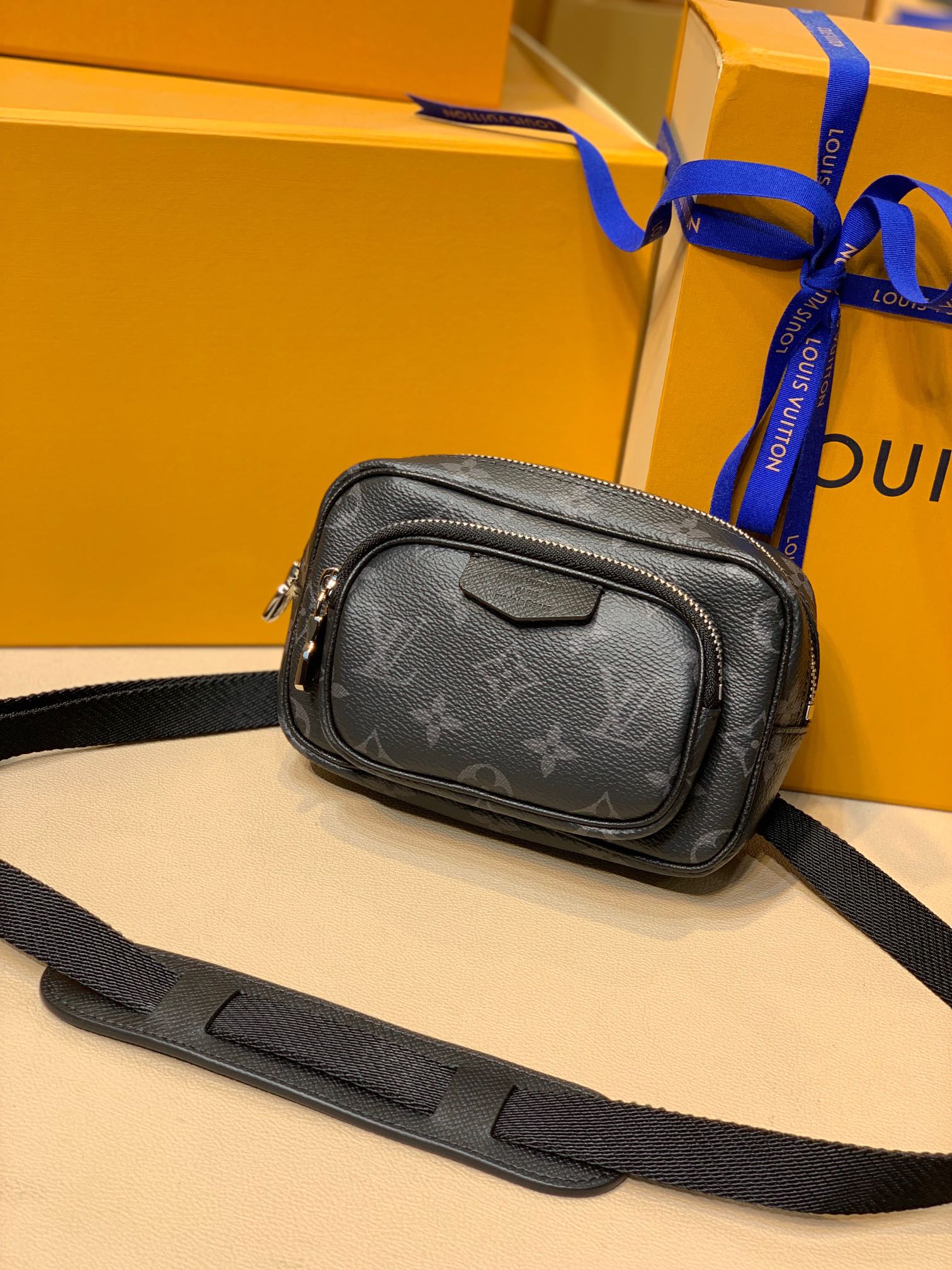 Louis Vuitton Taigarama Outdoor Bag-M30755-15*9*7CM