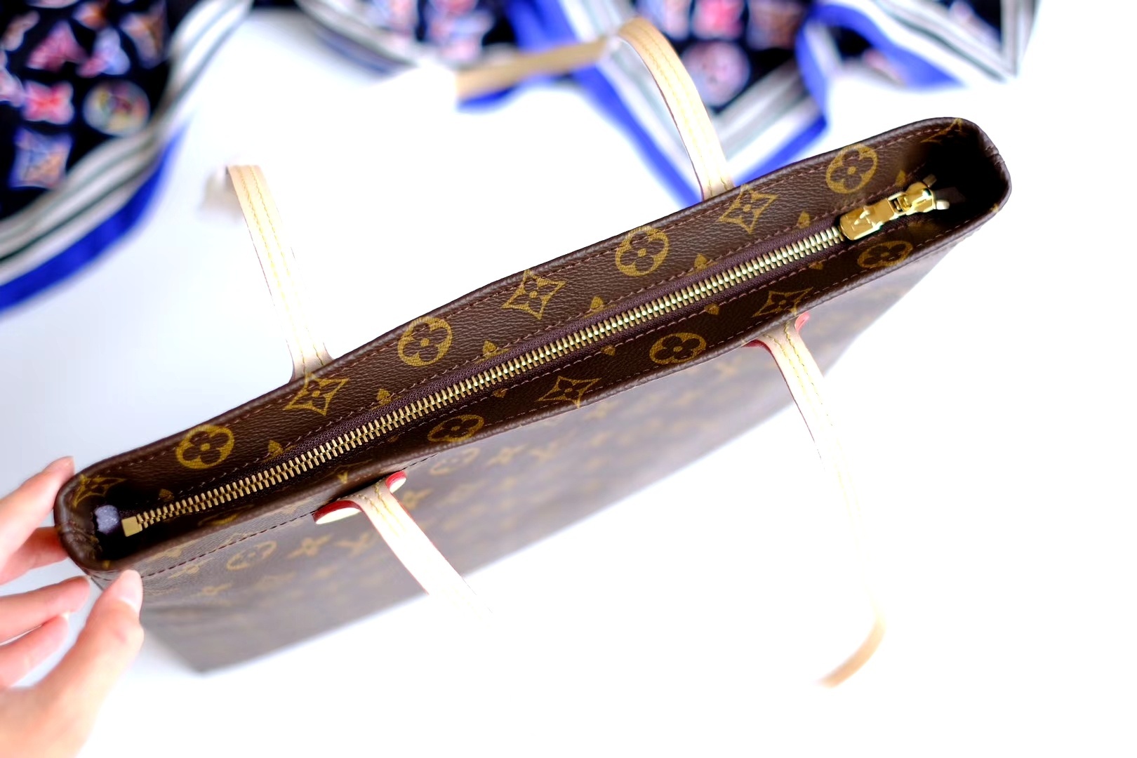 Louis Vuitton Carry It Bag-M45199-37*38*3CM