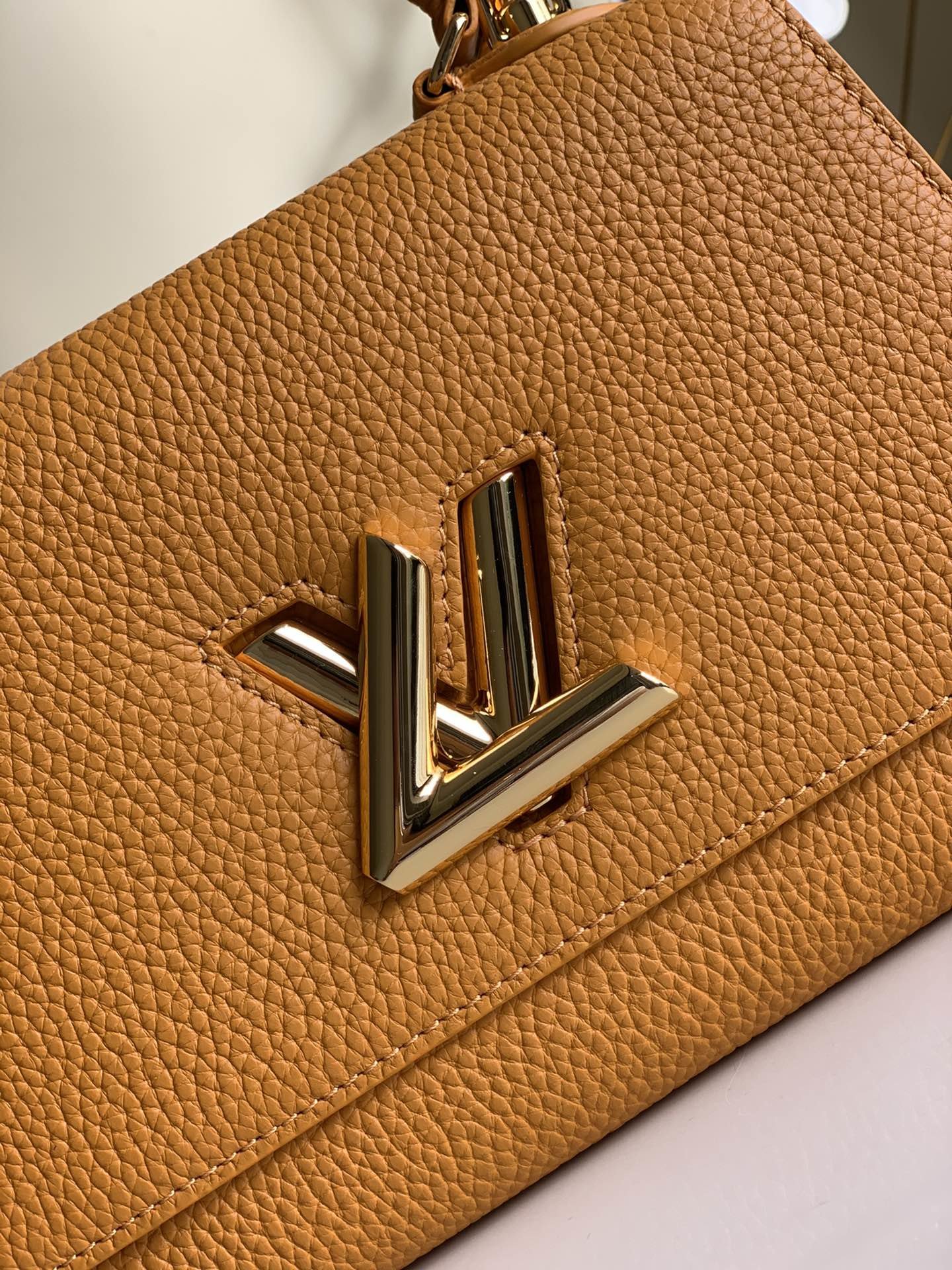 Louis Vuitton Twist One Handle-17.0 x 25.0 x 11CM