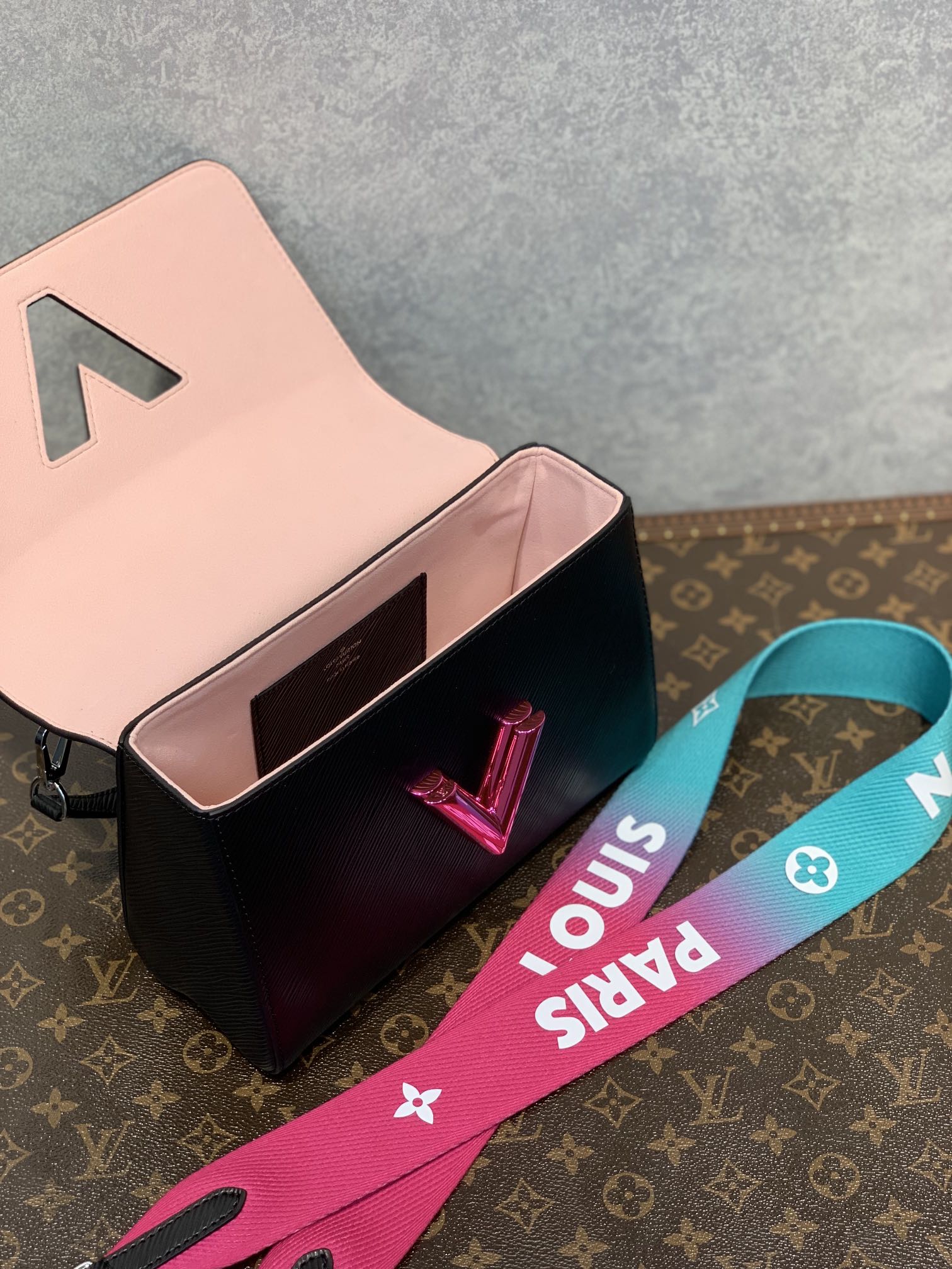 Louis Vuitton Twist MM-23*18*8CM