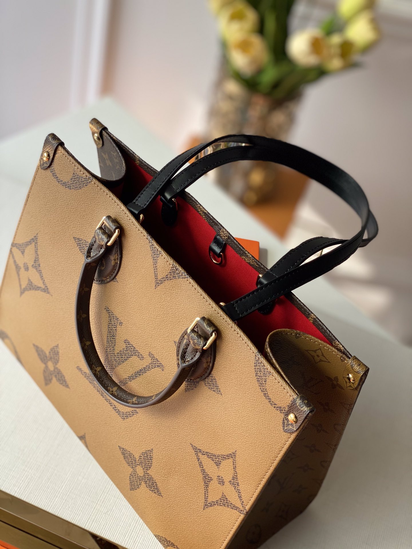 Louis Vuitton Small Onthego Handbag-35*28*15CM(Black strap)