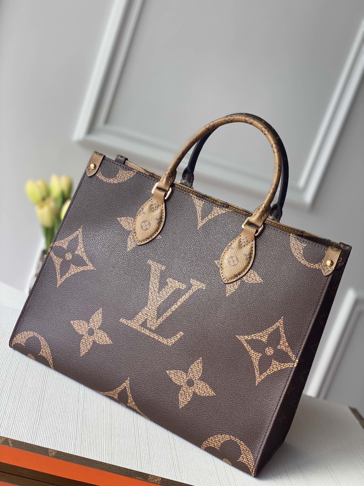 Louis Vuitton Small Onthego Handbag-35*28*15CM(Black strap)