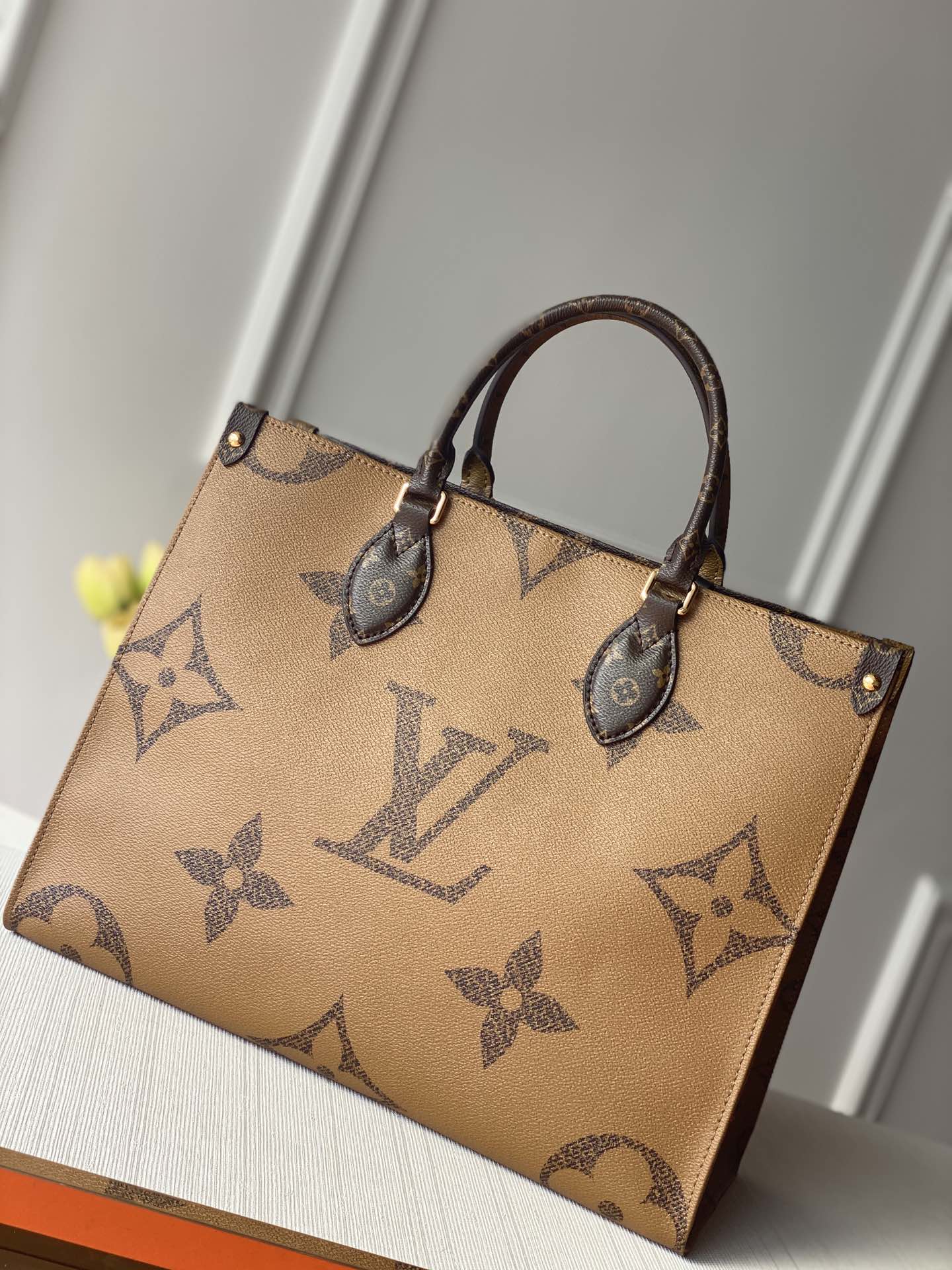Louis Vuitton Small Onthego Handbag-35*28*15CM(Black strap)