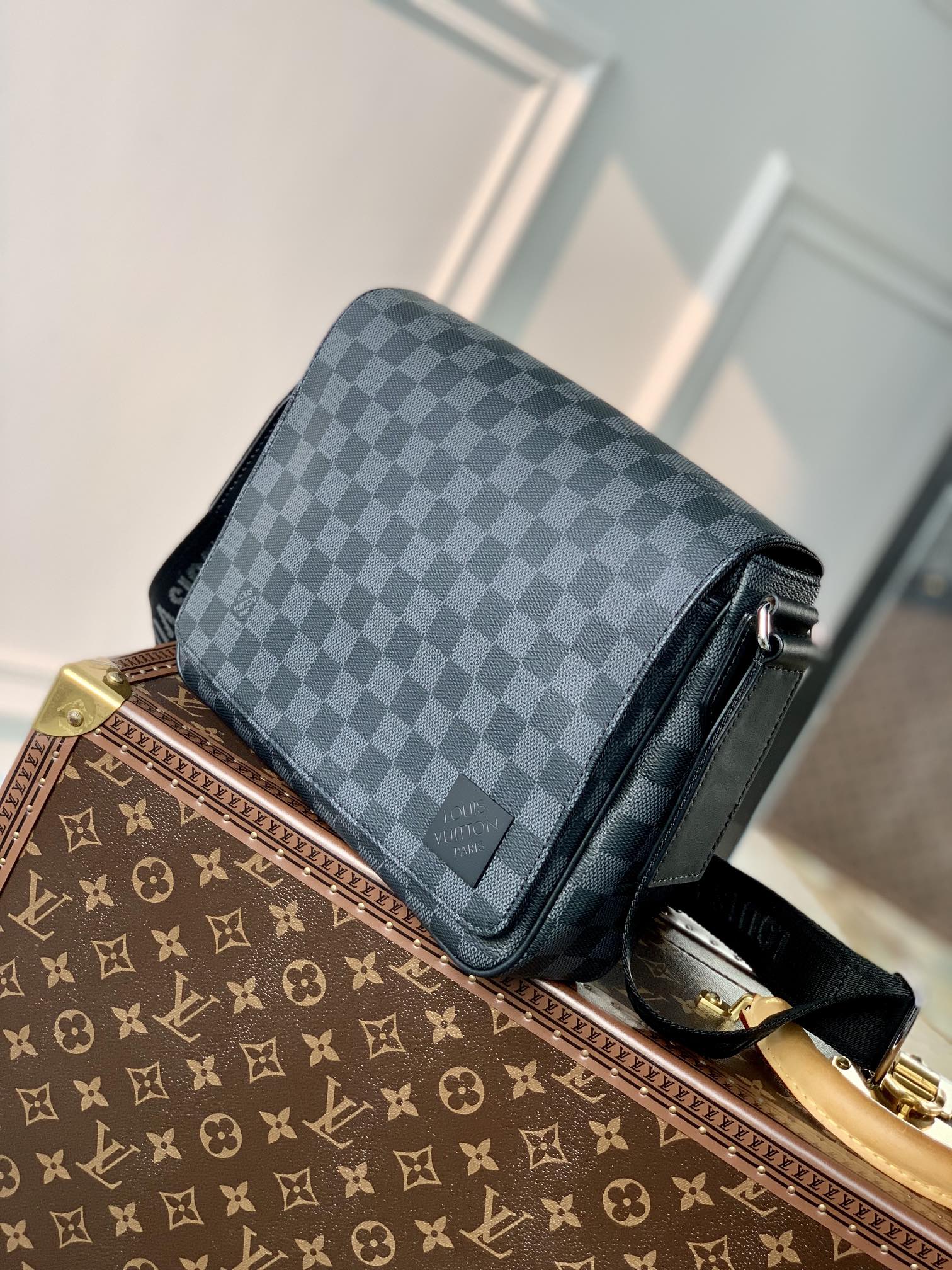 Louis Vuitton District Messenger Bag-M46255-26*20*7CM