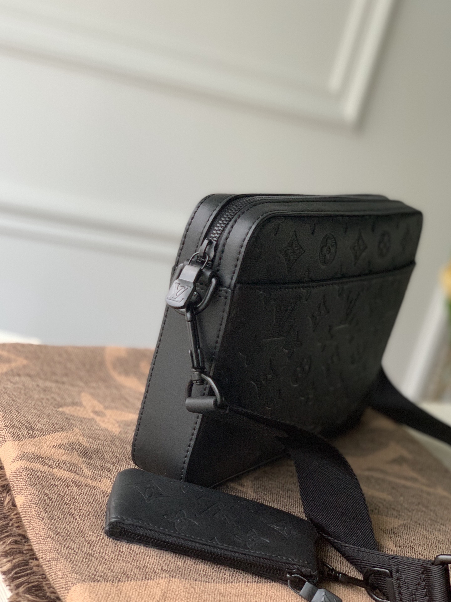 Louis Vuitton Duo Messenger-M69827-27*4.5*18.5CM