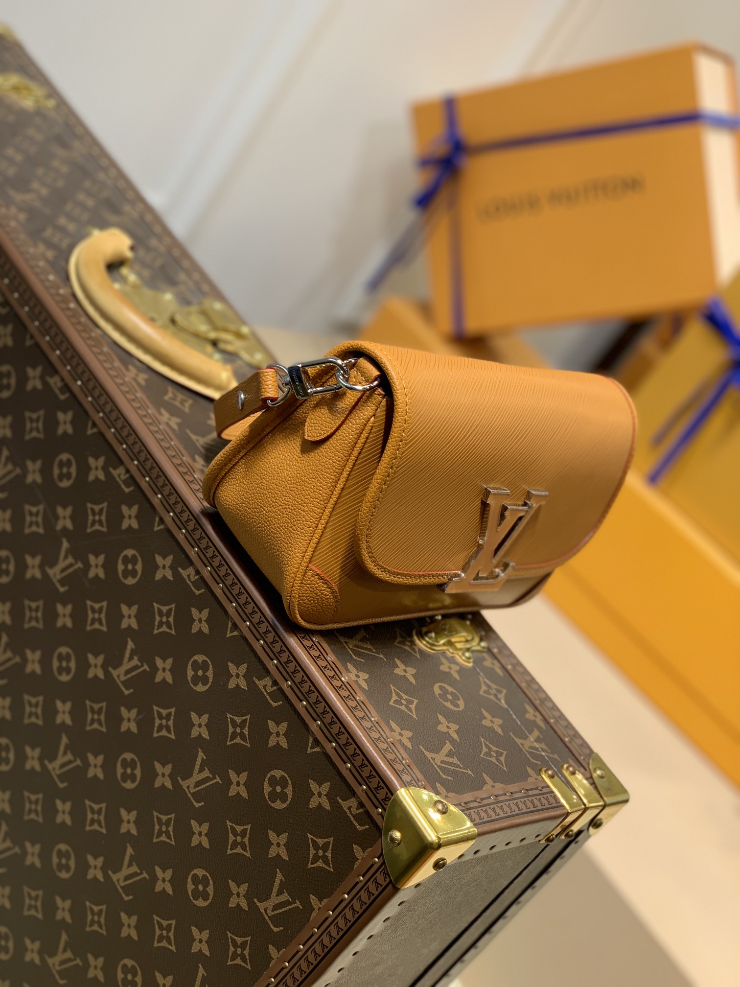Louis Vuitton Buci Handbag-24.5 x 15.5 x 9CM