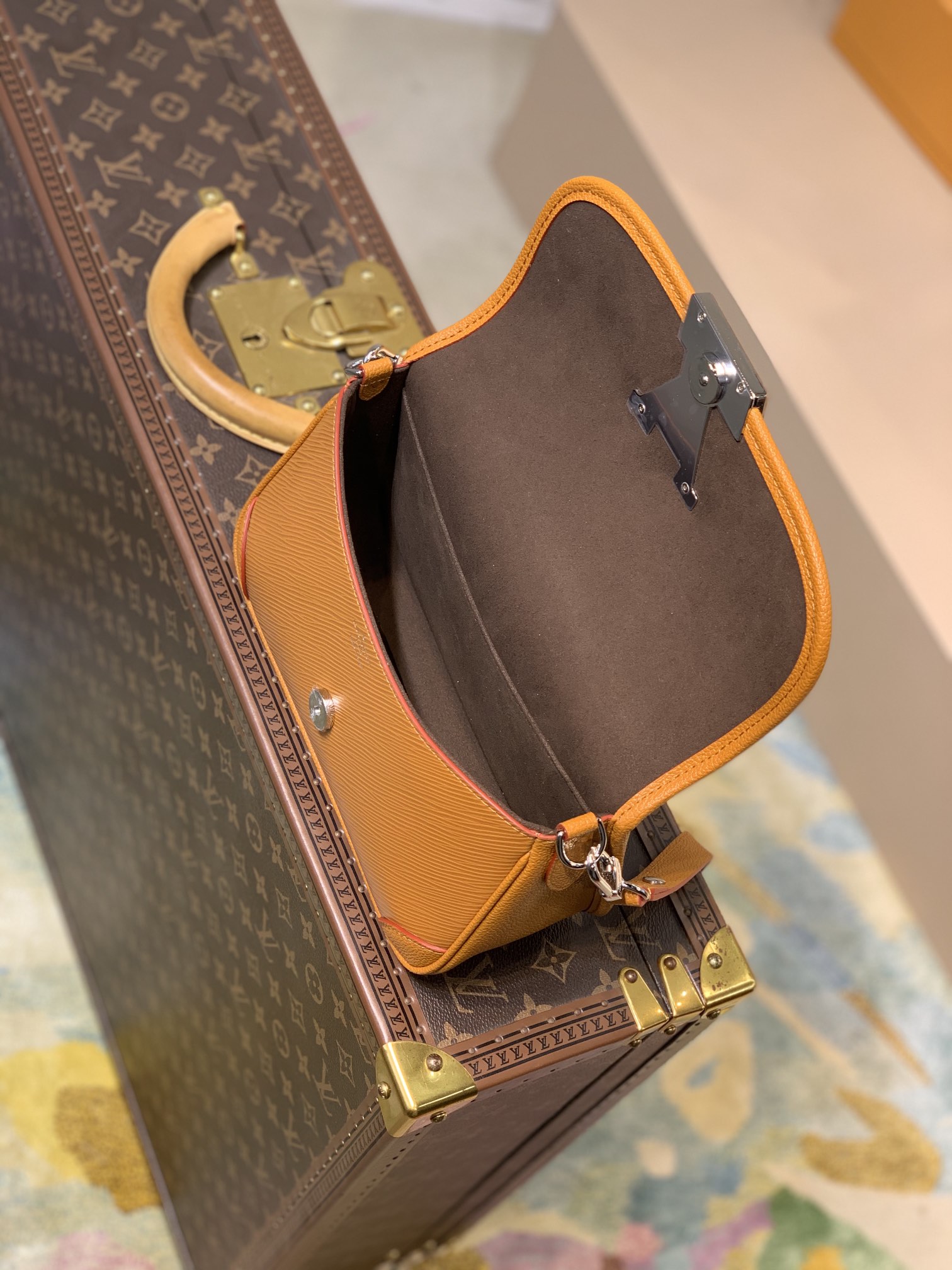 Louis Vuitton Buci Handbag-24.5 x 15.5 x 9CM