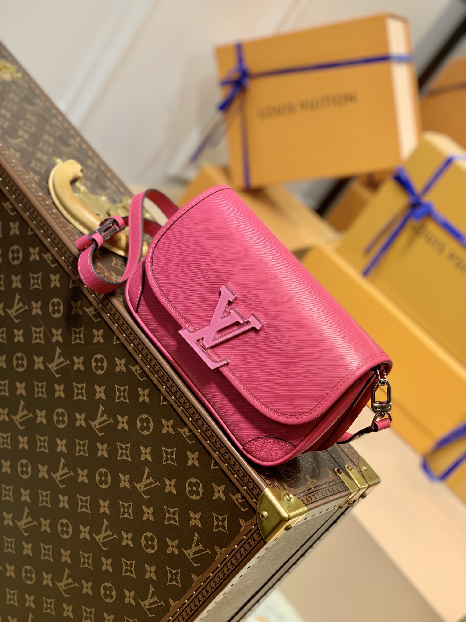 Louis Vuitton Buci Handbag-24.5 x 15.5 x 9CM