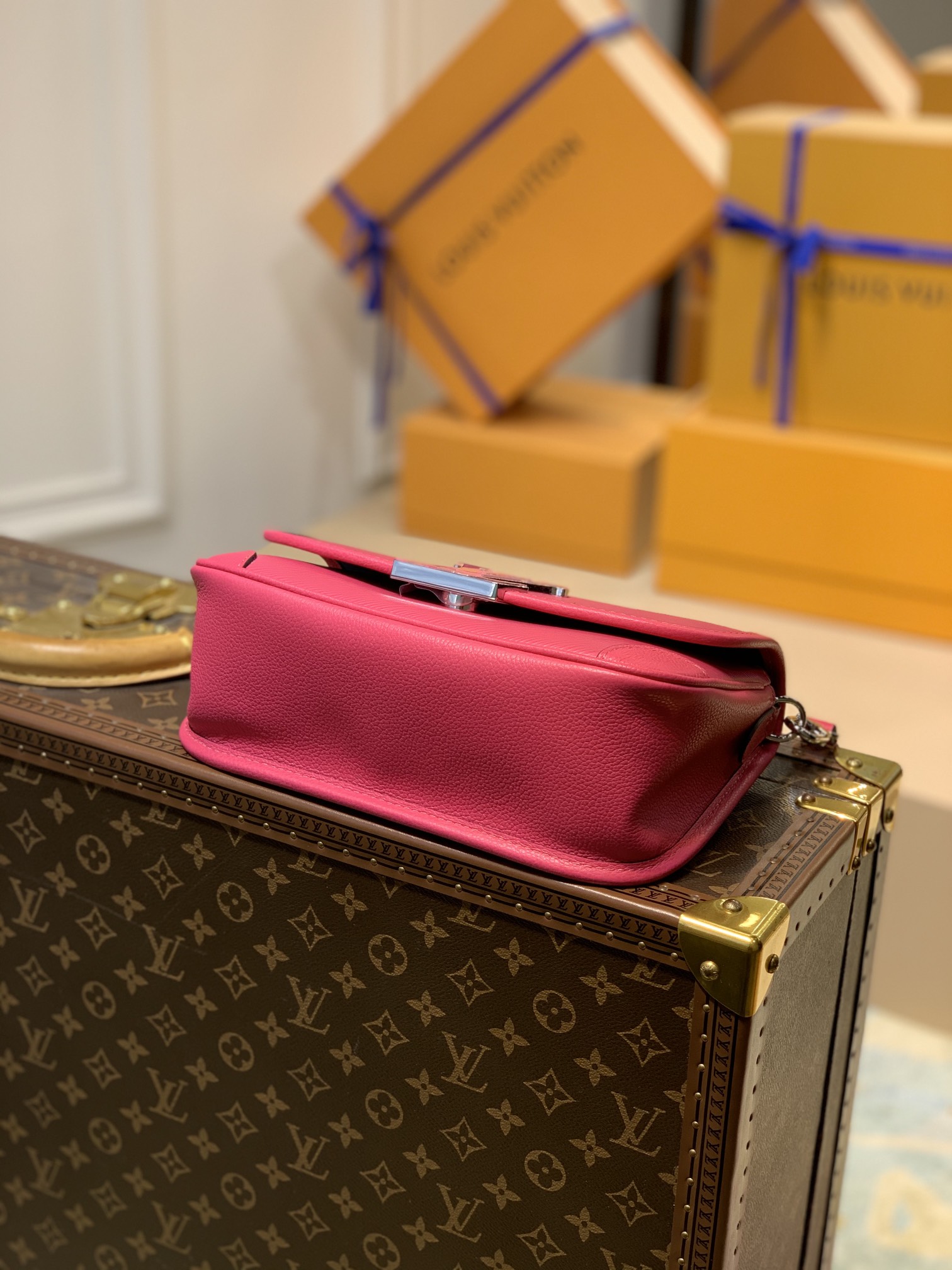 Louis Vuitton Buci Handbag-24.5 x 15.5 x 9CM