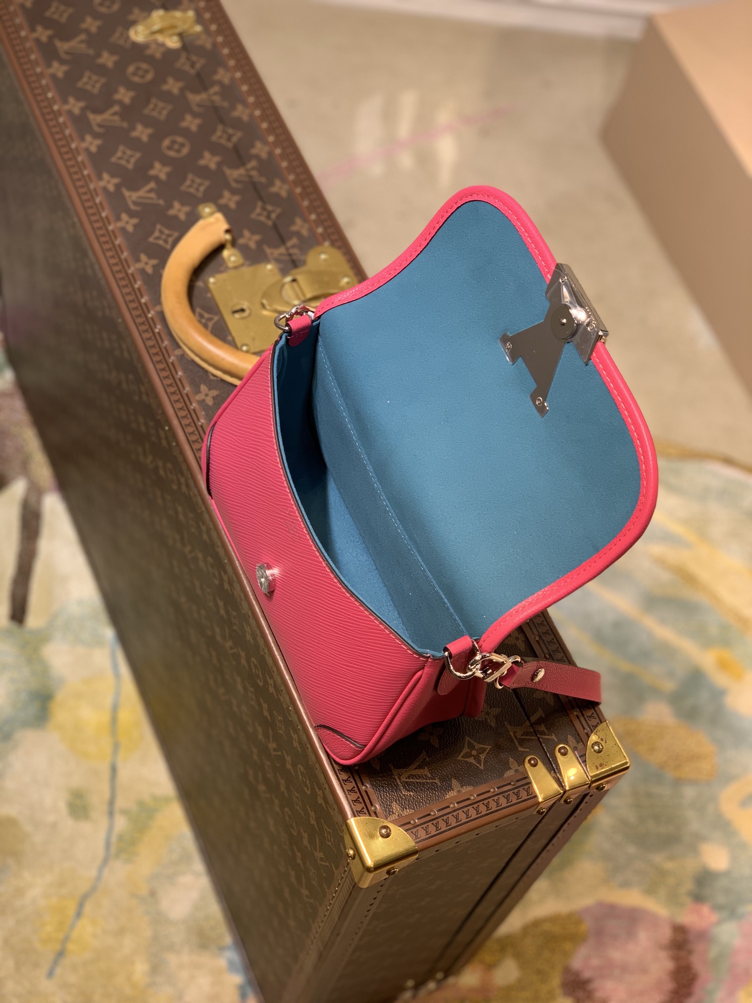 Louis Vuitton Buci Handbag-24.5 x 15.5 x 9CM