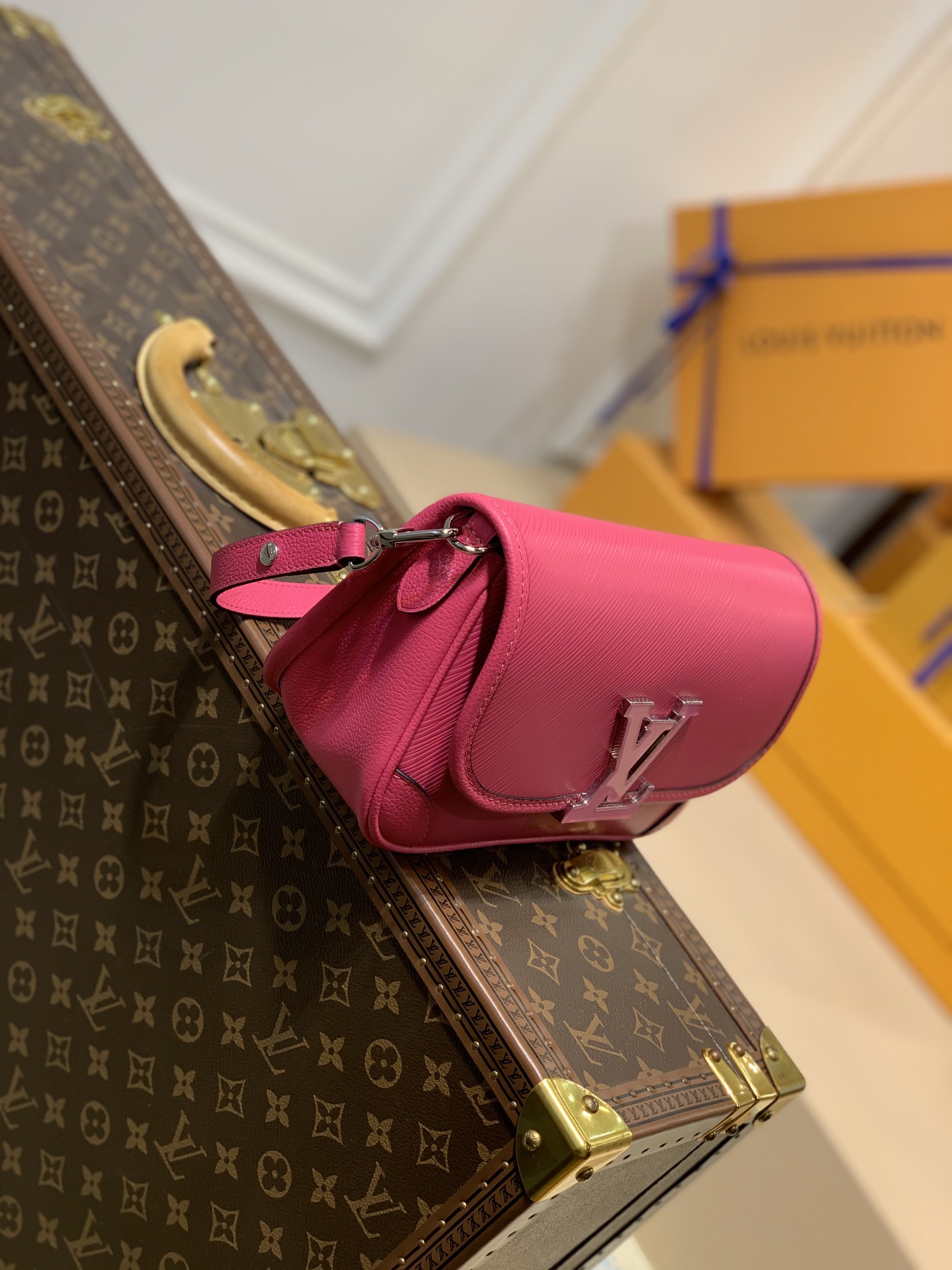 Louis Vuitton Buci Handbag-24.5 x 15.5 x 9CM