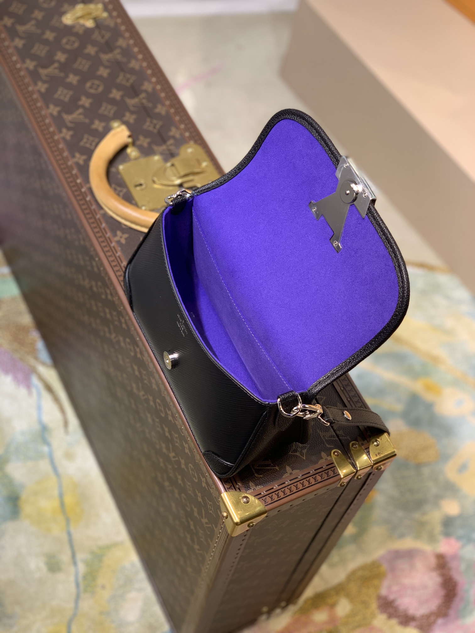 Louis Vuitton Buci Handbag-24.5 x 15.5 x 9CM