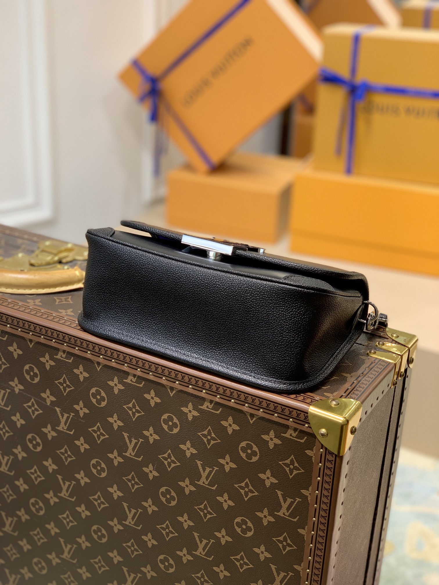 Louis Vuitton Buci Handbag-24.5 x 15.5 x 9CM