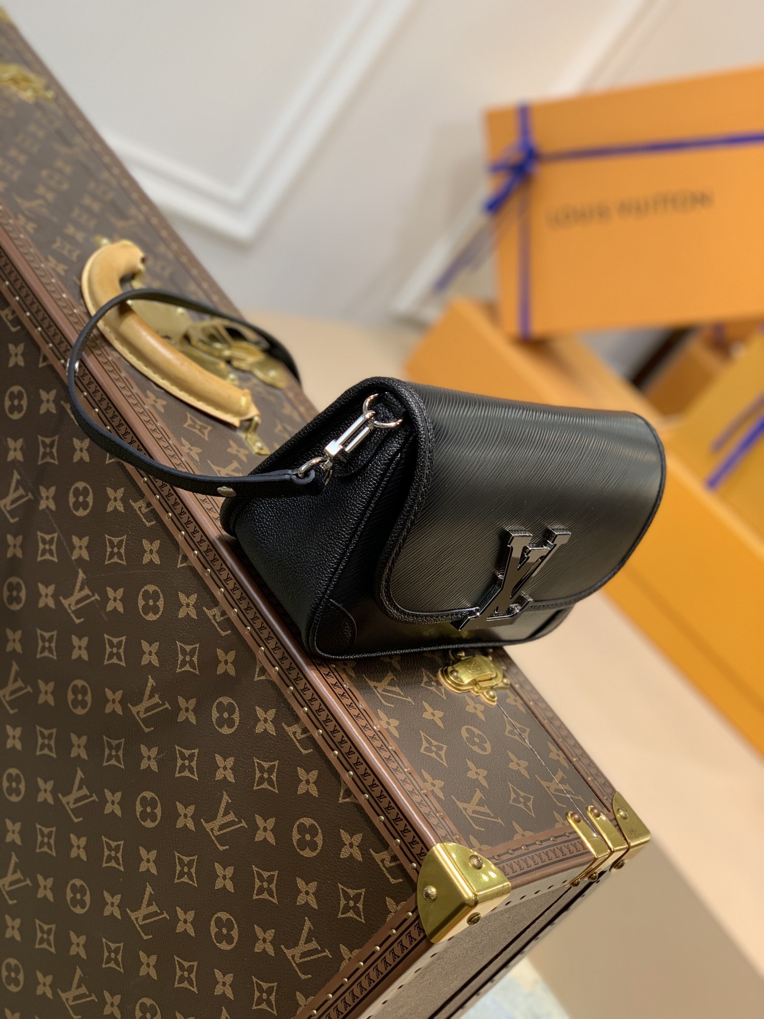 Louis Vuitton Buci Handbag-24.5 x 15.5 x 9CM