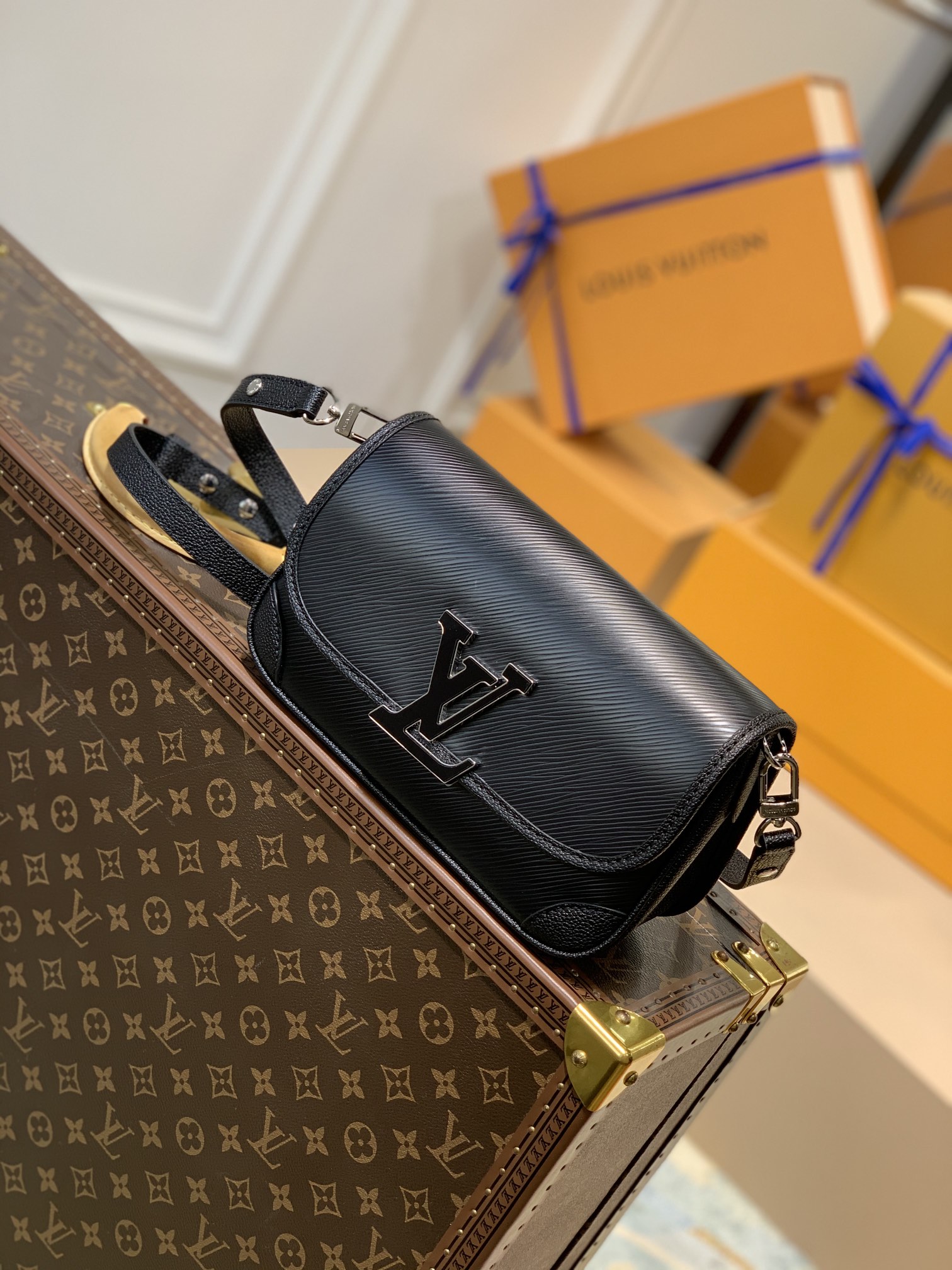 Louis Vuitton Buci Handbag-24.5 x 15.5 x 9CM