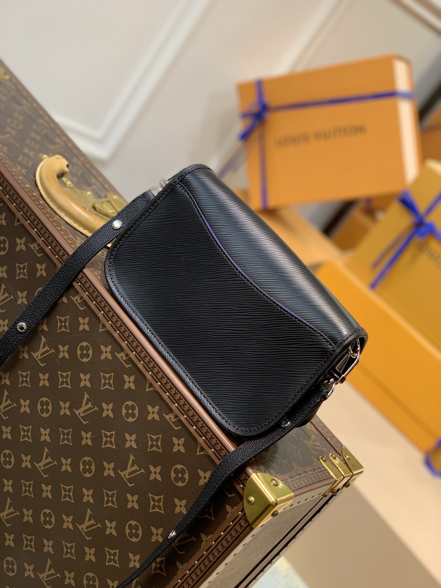 Louis Vuitton Buci Handbag-24.5 x 15.5 x 9CM