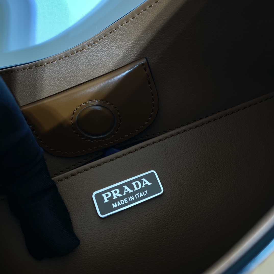 Prada Cleo Handbags-Patent Leather-30X18.5X4CM Prada Cleo Handbags-Patent Leather-30X18.5X4CM