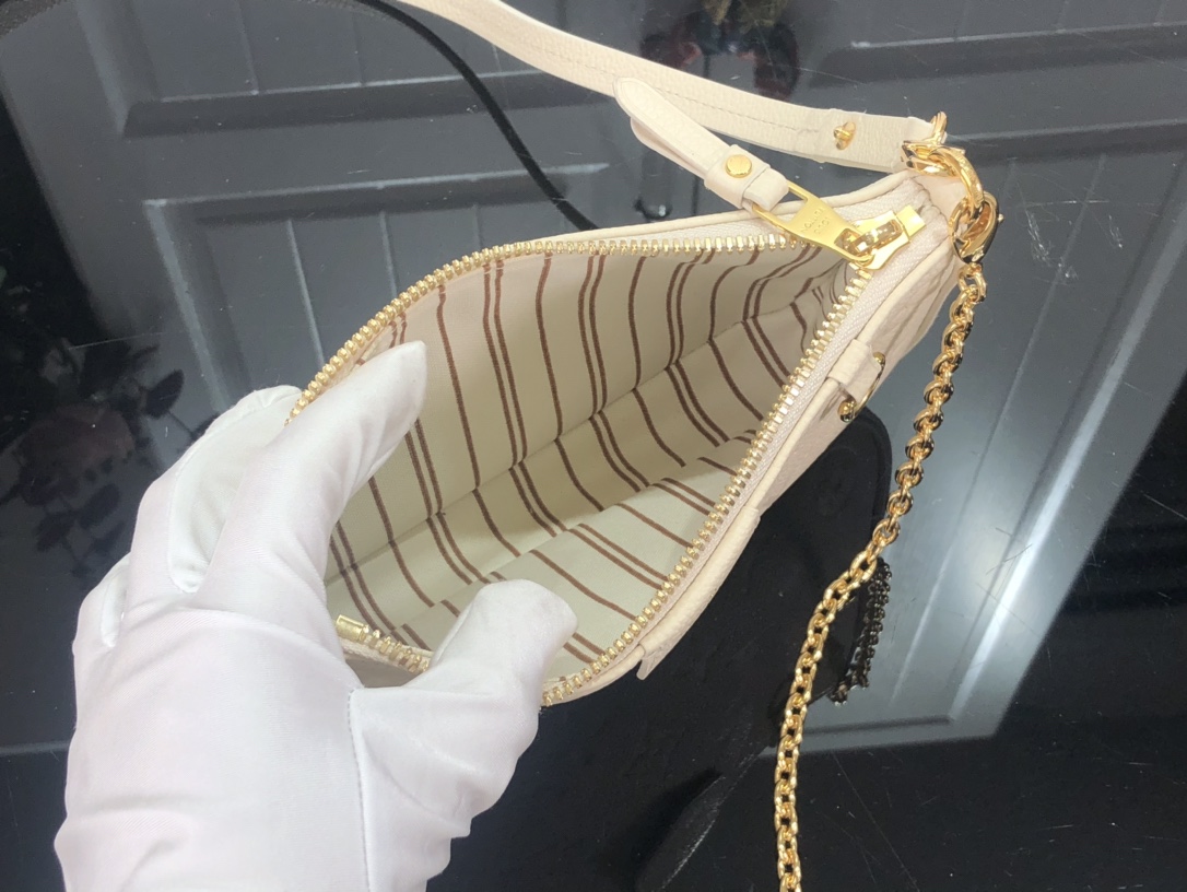 Louis Vuitton Easy Pouch On Strap-19×11.5x3CM