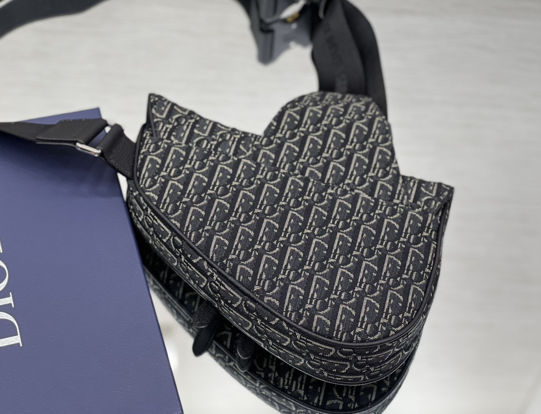 Diro Saddle Bag-20 x 28.6 x 5CM Diro Saddle Bag-20 x 28.6 x 5CM