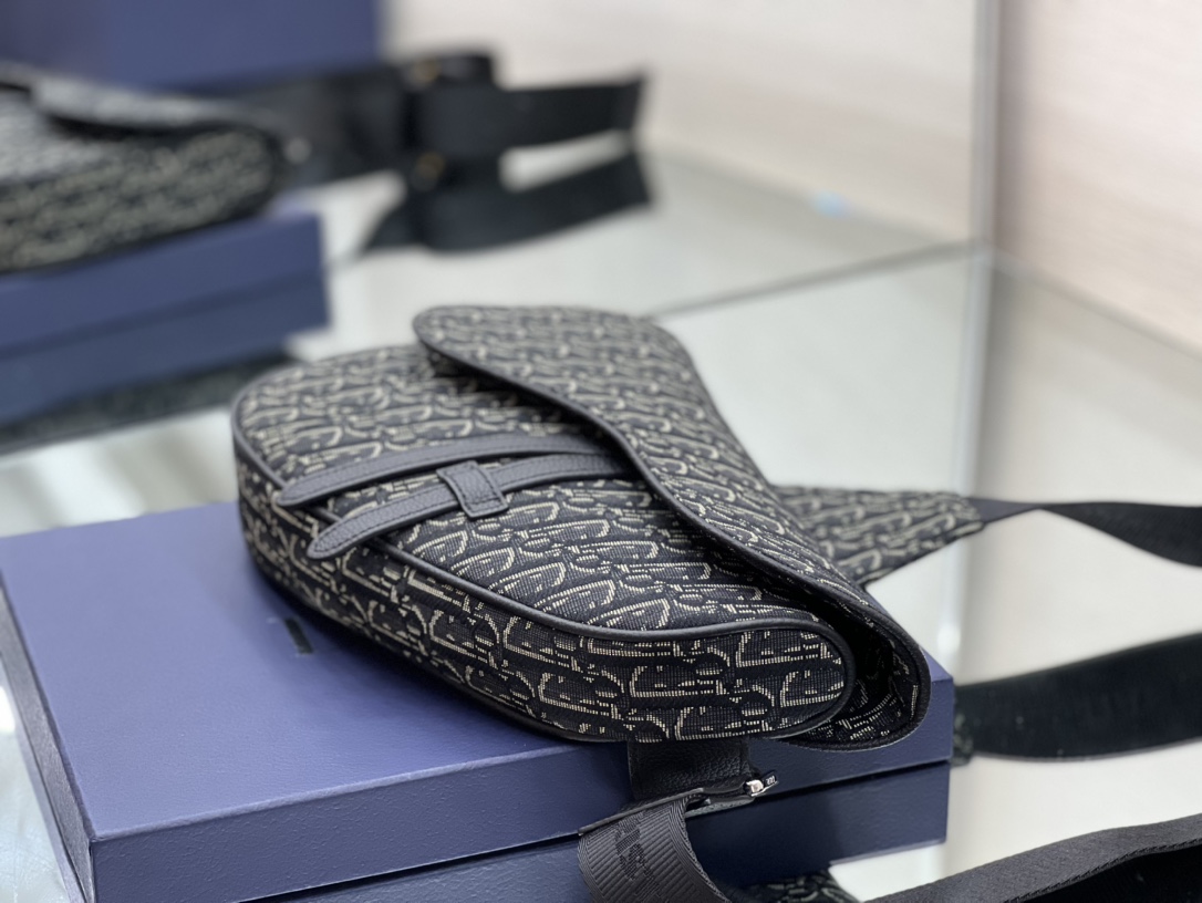 Diro Saddle Bag-20 x 28.6 x 5CM Diro Saddle Bag-20 x 28.6 x 5CM
