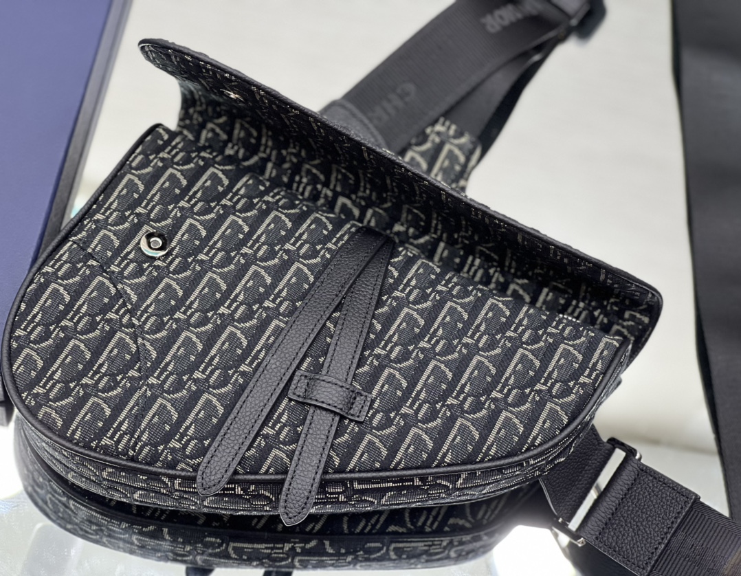 Diro Saddle Bag-20 x 28.6 x 5CM Diro Saddle Bag-20 x 28.6 x 5CM
