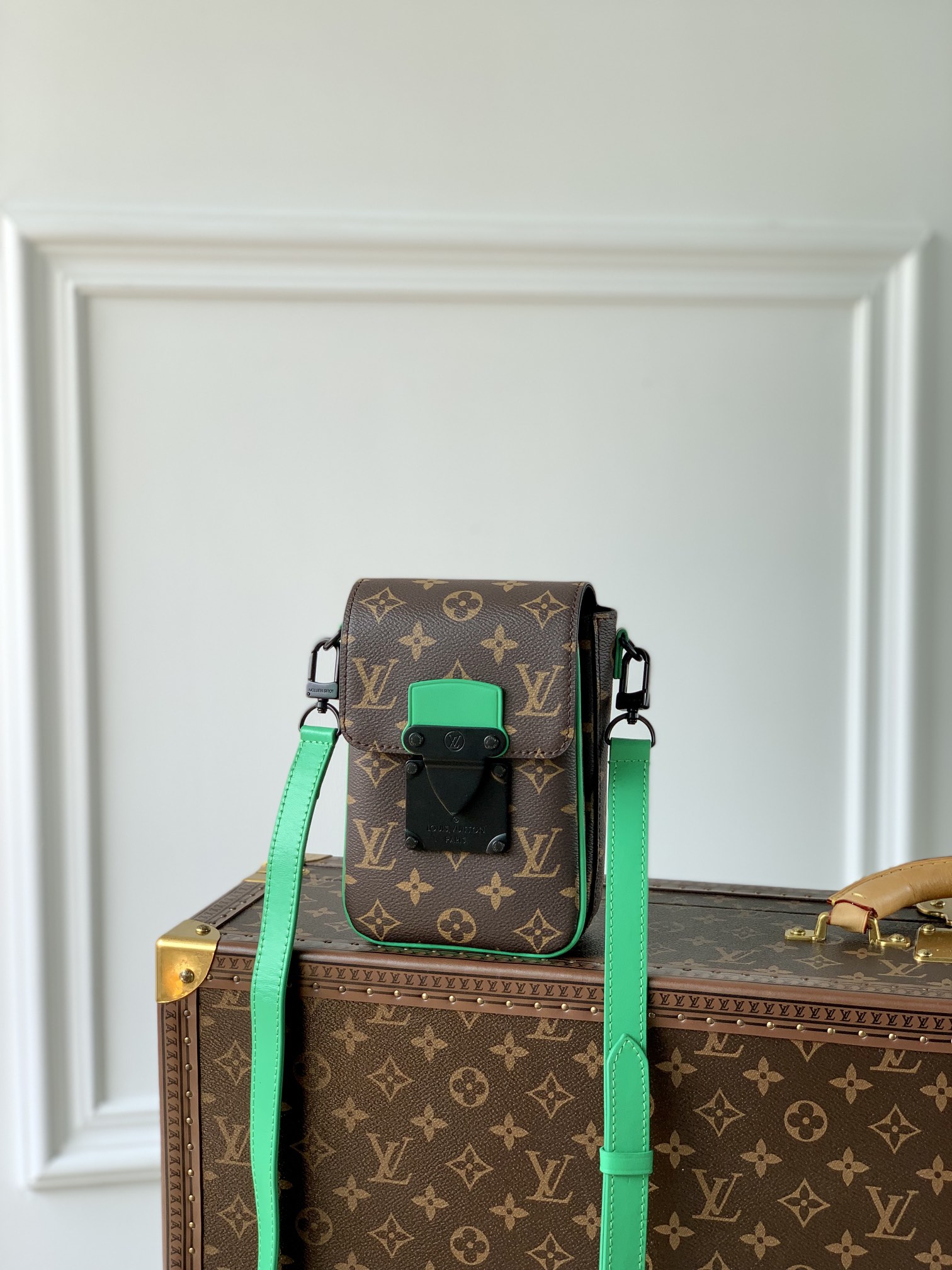 Louis Vuitton S-Lock Vertical Wearable Handbag-12*19*7CM