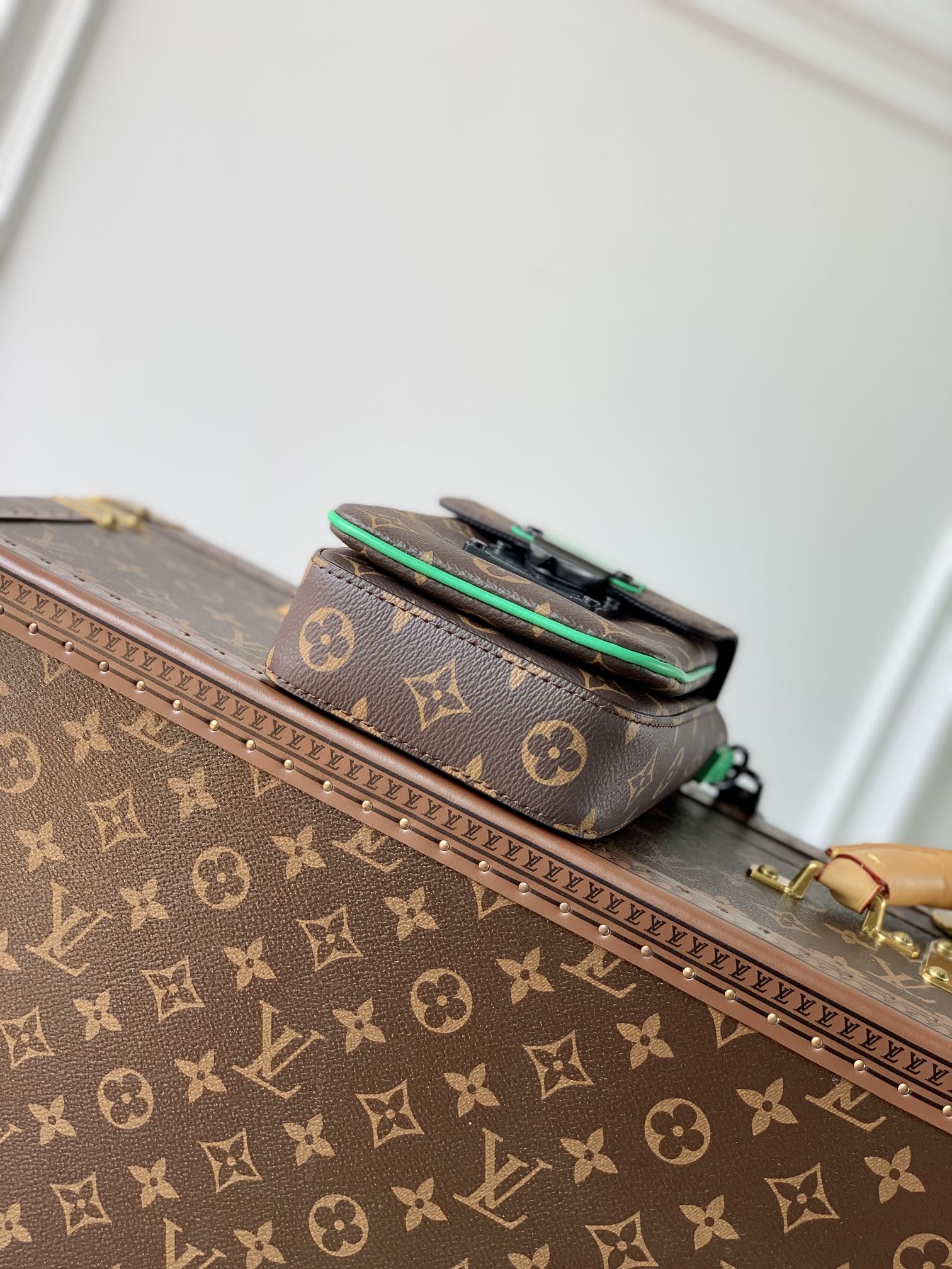 Louis Vuitton S-Lock Vertical Wearable Handbag-12*19*7CM