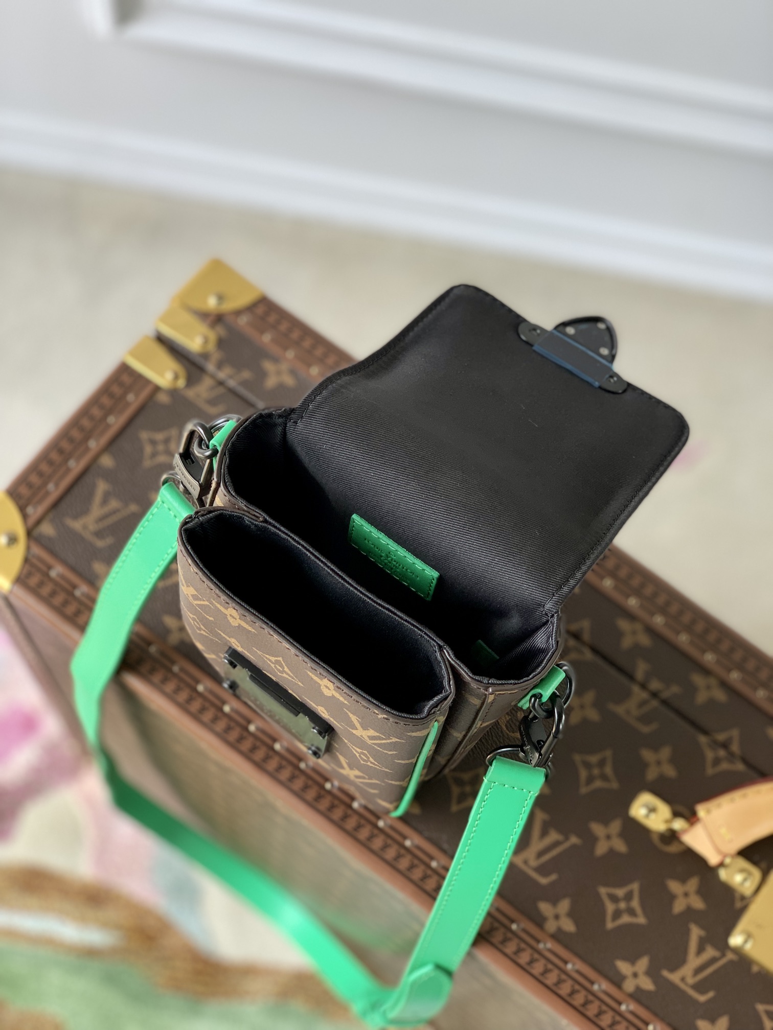 Louis Vuitton S-Lock Vertical Wearable Handbag-12*19*7CM Louis Vuitton S-Lock Vertical Wearable Handbag-12*19*7CM