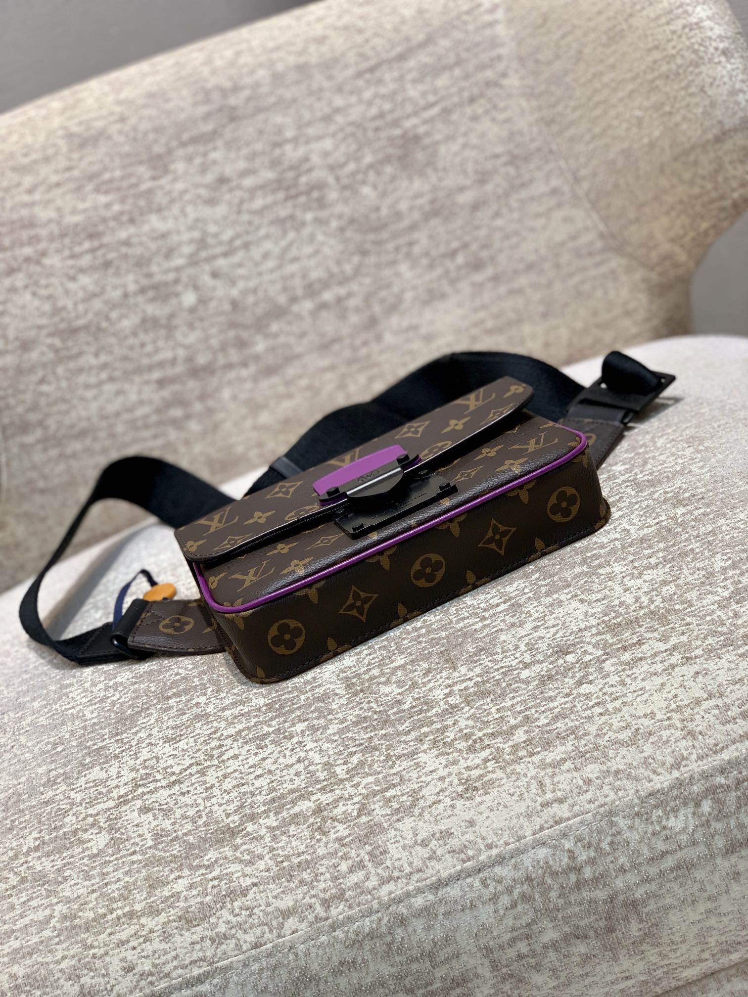 Louis Vuitton S Lock Sling -21*15*4CM