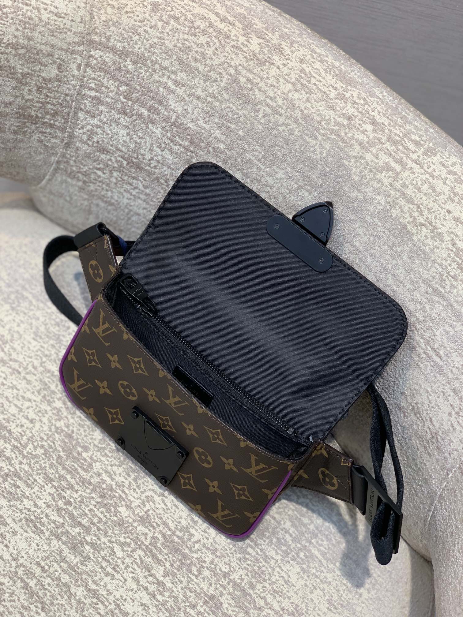 Louis Vuitton S Lock Sling -21*15*4CM